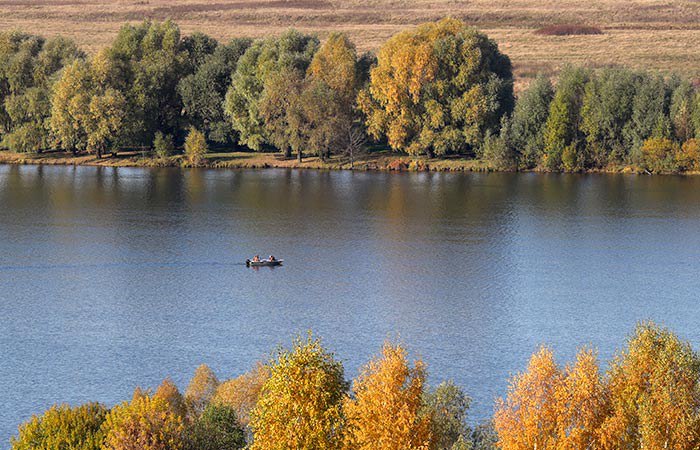 Минтрансу предложили восстановить судоходство по Оке Первый заместитель председателя комитета Госдумы по экономической политике Надежда Школкина сообщила что при обсуждении Стратегии развития Тульской области и на встречах с экспертным сообществом неоднократно поднимался вопрос связанный с использованием внутренних водных путей реки Оки что в последние годы стало практически невозможным из за снижения в ней уровня воды Она считает что в регионе есть потребность в развитии внутренних водных путей как со стороны промышленности так и со стороны туристической отрасли В связи с чем направила соответствующее письмо в Минтранс России с просьбой разработать конкретный план мероприятий направленных на восстановление судоходства реки Оки в частности на участке Калуга Коломна что в итоге позволит не только улучшить экологическое состояние данного водного объекта но и выстроить новые логистические маршруты способствующие увеличению промышленного потенциала субъектов Российской Федерации а туристам комфортно и познавательно путешествовать по нашей восхитительной стране подчеркнула Школкина От Первого Лица Мы в MAX