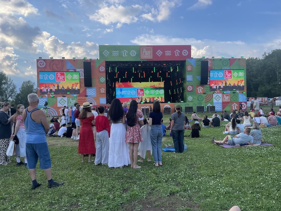 Объявлены даты проведения фестиваля МИР Сибири в 2026 году Международный фестиваль этнической музыки и ремесел МИР Сибири в 22 й раз развернется под открытым небом в поселке Шушенское с 9 по 12 июля Заявочная кампания на мастеровой и этномузыкальный конкурсы мастер классы лекции и выступления стартует 15 января С 1 апреля начнется прием заявок на участие в ярмарке Подписаться на канал Читайте нас в MAX