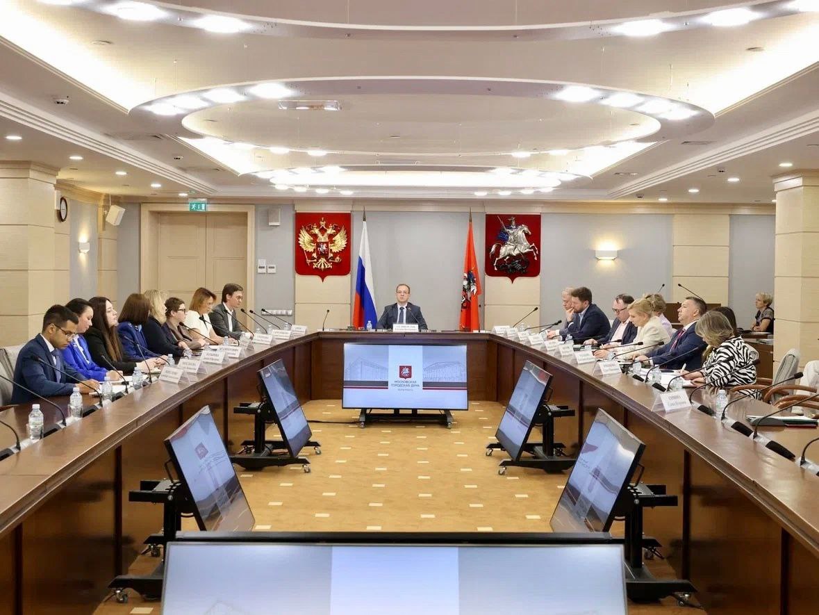 Совершенствование механизма регионального госконтроля за использованием объектов нежилого фонда, находящихся в собственности города, а также вопросов муниципального земельного контроля на территории столицы обсудили на заседании Комиссии по градостроительству, государственной собственности и землепользованию. В частности, рассмотрели предлагаемый законопроект «О внесении изменений в отдельные законы города Москвы». Согласно изменениям, между уполномоченным органами будет разделен муниципальный контроль в вопросе использования и вопросе охраны земель. Так, Госинспекция по недвижимости будет осуществлять муниципальный земельный контроль только в части соблюдения обязательных требований к использованию земель. А охрана земель подразумевается охрана почв будет за Департаментом природопользования. Кроме того, документом предлагается наделить Госинспекцию полномочиями по выдаче предписаний об устранении нарушений обязательных требований без взаимодействия с контролируемыми лицами, а затем по обращению в суд с заявлением о понуждении к исполнению предписания. В настоящее время надзорный орган может выносить только рекомендации, которые многими нарушителями игнорируются. Нужно изменить ситуацию и навести порядок. Кстати, на днях подписано постановление Правительства РФ, которое определяет перечень признаков неиспользования земельных участков. К ним относятся: — захламление более половины площади участка строительными отходами или ТКО; — зарастание более половины площади участка сорными растениями высотой более одного метра; — отсутствие на З/У для индивидуального жилищного строительства ИЖС жилого дома в течение 7 и более лет; — наличие на земельном участке полуразрушенных зданий и сооружений у которых в совокупности разрушены крыша, стены, отсутствуют окна или стекла на окнах при условии, что владелец участка не начал устранять нарушения в течение одного года со дня выявления и др. Документ вступает в силу с 1 сентября 2025 г. и действует до 1 сентября 2031 г.