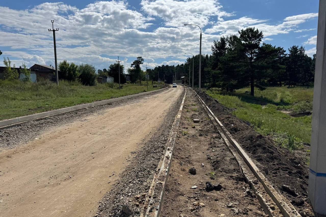 В 2025 году Усольскую городскую больницу оснастят новым медицинским оборудованием и мебелью   В рамках рабочей поездки Губернатора Игоря Кобзева в Усольский район министр здравоохранения Андрей Модестов посетил Усольскую городскую больницу. В 2025 году на приобретение в медицинского оборудования и мебели выделено 23,8 млн рублей за счет средств ОМС. Министр также посетил амбулаторию в поселке Железнодорожный, Усольский роддом,  гинекологическое отделение, патологоанатомическое отделение.    Замминистра транспорта и дорожного хозяйства Виктор Цишковский проинспектировал ход дорожных работ в поселке Белореченский. В этом году в рамках региональной программы «Транспортный каркас Иркутской области» здесь ремонтируют дорогу, ведущую к селу Мальта. Протяженность ремонтируемого участка составляет 609 метров. На эти цели было направлено 40 млн рублей.   В Усолье-Сибирском министр образования Максим Парфенов посетил Усольский техникум сферы обслуживания, а заместитель министра культуры Руслан Дячук побывал в центральной городской библиотеке города Усолье-Сибирское. Она была модернизирована в рамках национального проекта «Культура»  с 2025 – «Семья» .  Подробнее — на официальном портале Иркутской области.