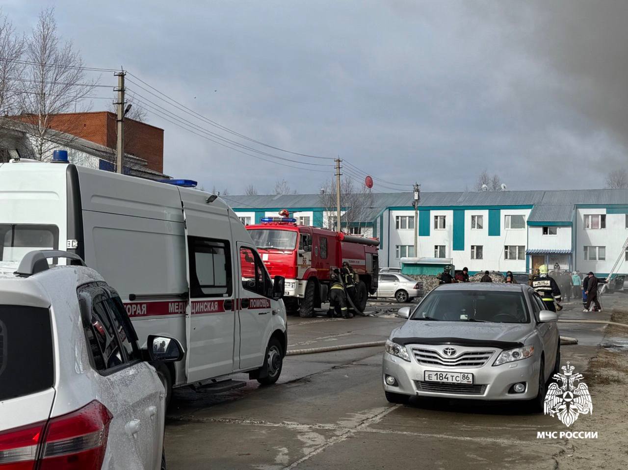 Огнеборцы ликвидируют пожар в Лянторе В 07:30 поступило сообщение о возгорании в многоквартирном жилом доме 5 степень огнестойкости в 10 микрорайоне г. Лянтор. По прибытию первых пожарно-спасательных подразделений происходило горение в квартире на 1 этаже на площади 50 кв. метров. В тушении задействованы 4 звена ГДЗС. Эвакуированы 25 человек, в том числе: – 4 ребенка; – 1 маломобильный гражданин. Спасено 2 человека, они переданы бригаде скорой помощи. По предварительным данным пострадавших нет. На месте работают 19 сотрудников и 4 единицы техники МЧС России. Причины пожара устанавливаются. МЧС Югры напоминает: Не оставляйте без контроля электроприборы, проверяйте исправность проводки и соблюдайте правила пожарной безопасности! МЧС ХМАО-Югры #МЧСХМАО #МЧСЮгры #МЧС_ХМАО_Югры #Происшествия Берегите себя и своих близких!