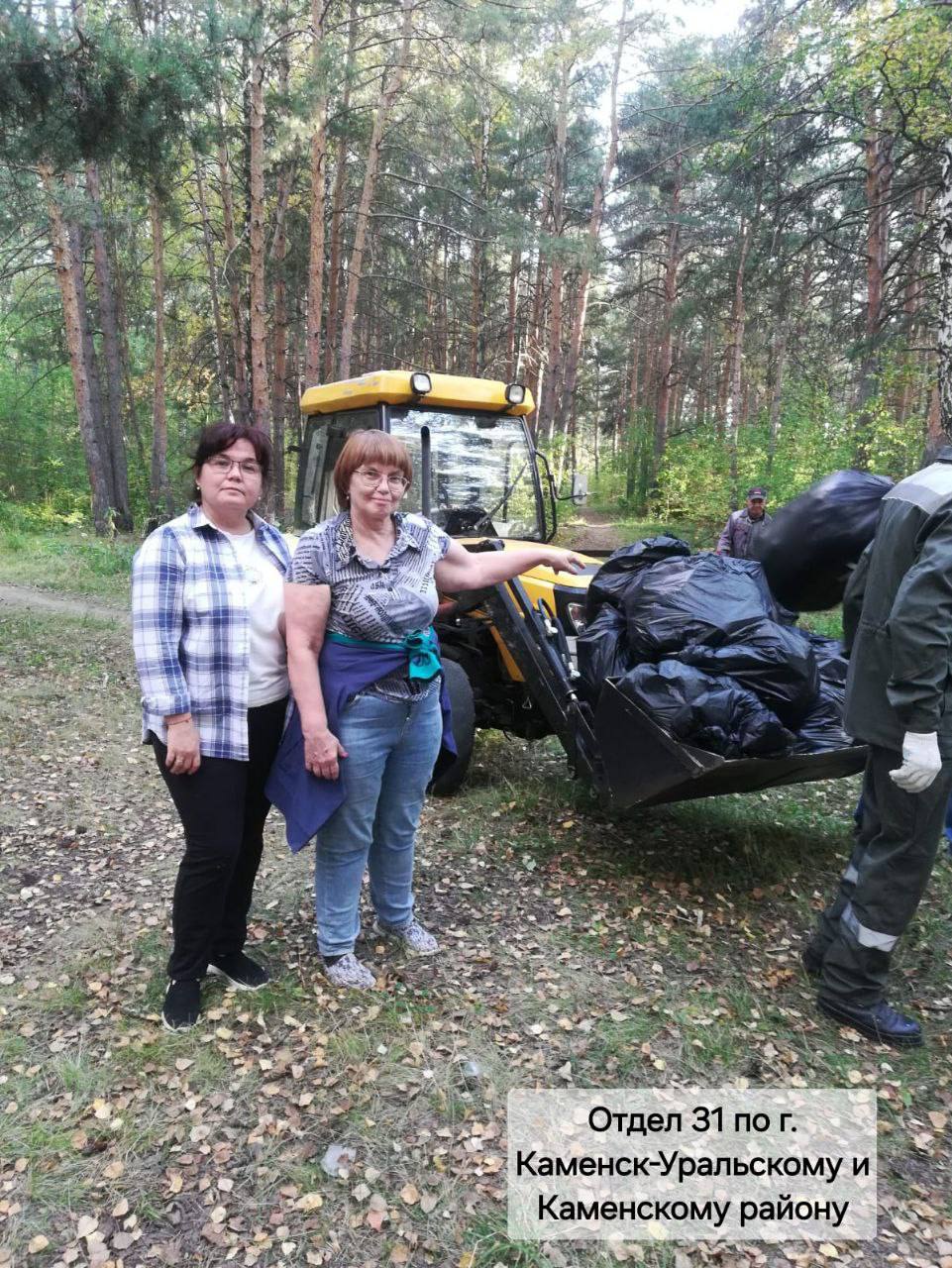 Сотрудники территориальных отделов Управления Федерального казначейства по Свердловской области приняли участие в мероприятиях Всероссийского экологического субботника «Зеленая Россия».   Чтобы повысить качество окружающей среды, сохранить и восстановить уникальные природные объекты России, казначеи убрали территории:    сквера у памятника ликвидаторам аварии на Чернобыльской АЭС, г. Реж;   сквера по Коммунистическому проспекту 37, г. Лесной;   территории в г. Ивдель;   парка «Космос», г. Каменск-Уральский;   берега реки Каква, г. Серов.    Экологическая повестка – одна из наиболее актуальных на сегодняшний день, и сотрудники органов ФК совместно с движением «Зеленая Россия» на деле способствуют сбережению нашей родной природы!