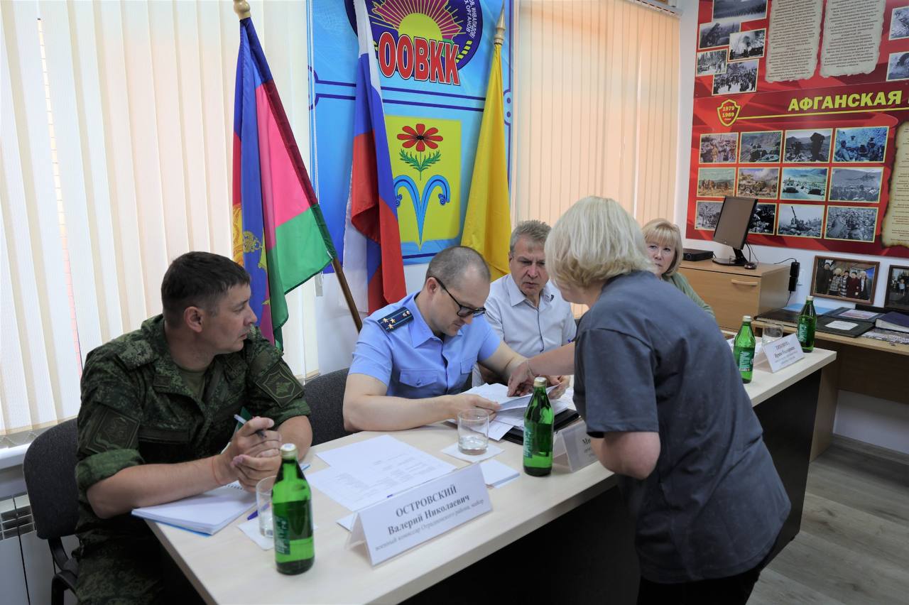 Прокуратурой Отрадненского района проведен тематический прием по вопросам реализации прав участников специальной военной операции и членов их семей Прокурором Отрадненского района Михаилом Дудченко совместно с социальным координатором фонда «Защитники Отечества», главой Муниципального образования Отрадненский район, военным комиссаром Отрадненского района проведен тематический прием по вопросам реализации прав участников специальной военной операции и членов их семей, в ходе которого даны разъяснения по вопросам социальных прав, предоставления земельных участков, оказание медицинской помощи, осуществление компенсационных выплат и оформления необходимых документов для получения мер поддержки, а также оказание иной помощи. По поступившим обращениям организованы проверочные мероприятия, ход и результаты которых находятся на контроле в прокуратуре района. Прокурором района отмечено, что возникающие вопросы необходимо разрешать оперативно, в кратчайшие сроки, во взаимодействии со всеми органами, общественными объединениями, представителями власти. Работа в данном направлении будет продолжена.