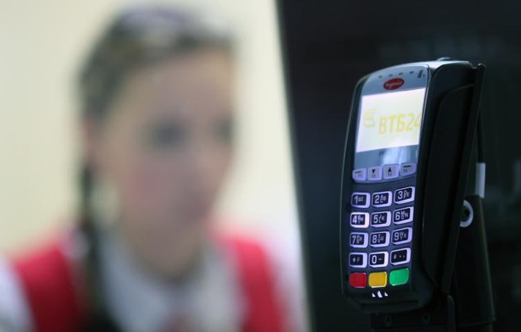 В Госдуме попросили ЦБ РФ ограничить комиссию за эквайринг для малого бизнеса на уровне комиссий Системы быстрых платежей не более 0 7 с операции пишет ТАСС По словам заместителя председателя комитета Госдумы по экономической политике Михаила Делягина значимая доля комиссионных доходов по карточным операциям фактически перераспределяется в пользу банковских программ лояльности jkinvest news jkinvest