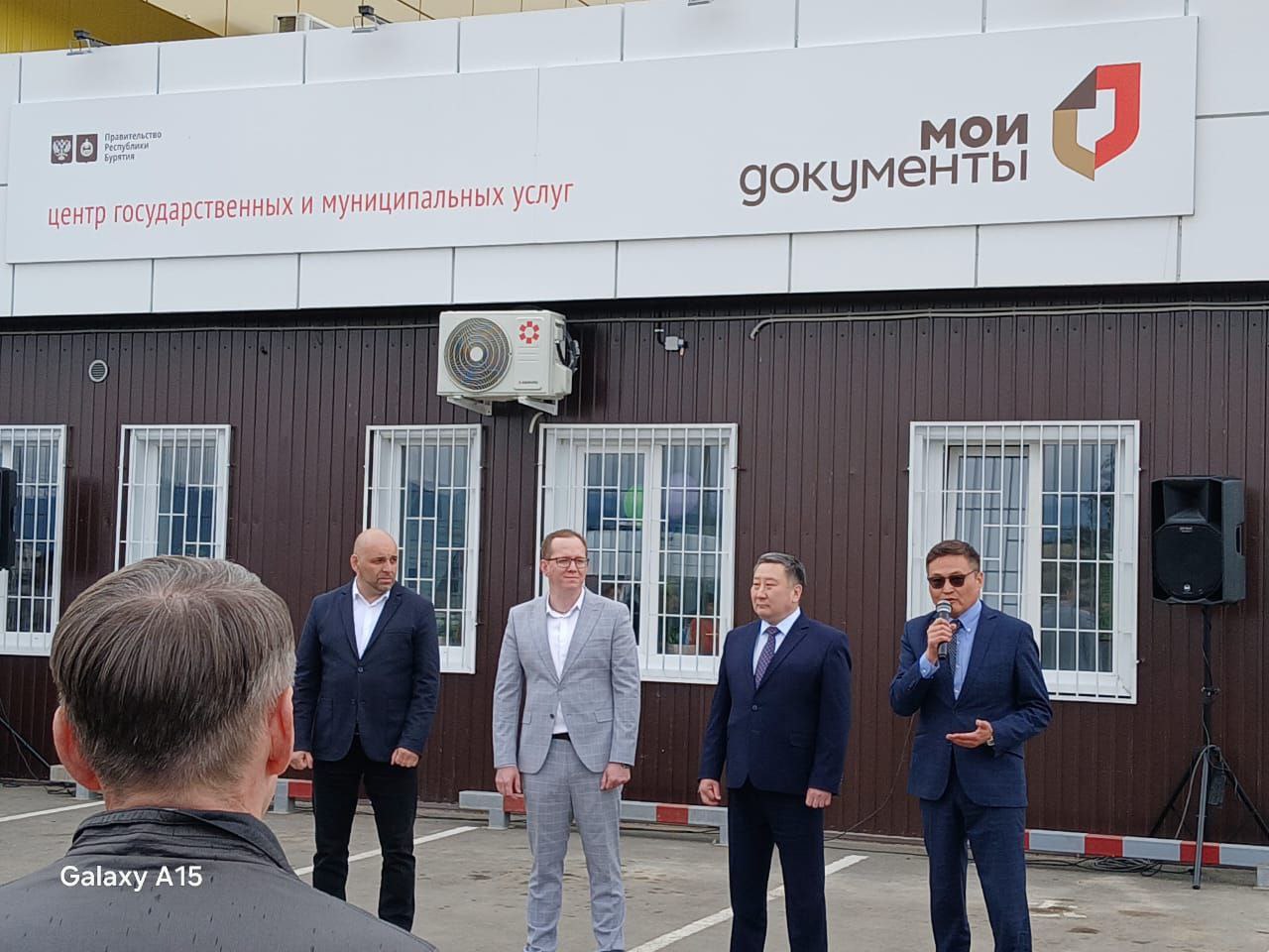 В Иволгинском районе состоялось торжественное открытие современного многофункционального центра. Проект реализован в партнёрстве администрации района, Фонда регионального развития Республики Бурятия и торговой группы "Абсолют". Общий объём инвестиций по проекту здания МФЦ и магазина составил 240 миллионов рублей. ℹ Для района — это: государственные и муниципальные услуги в шаговой доступности; удобный магазин с товарами первой необходимости; 61 новое рабочее место со средней зарплатой более 40 тыс. рублей. «Открытие многофункционального центра — это вклад в улучшение качества жизни, развитие инфраструктуры и устойчивый экономический рост района» - отметил генеральный директор Фонда регионального развития Гэсэр Доржиев. Новый МФЦ — это не просто здание, а точка роста для всей территории. Благодарим всех, кто принял участие в реализации этого проекта. #Бурятия #МИП #Инвестиции #Иволгинск