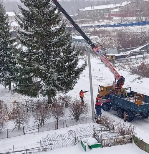 В Гороховце ради украшения города срубили 30-летнюю ель  Дерево росло у досугового центра «Радуга» на улице Парковой. Затем власти решили его срубить, чтобы украсить город к Новому году.   По словам депутата Госдумы Алексея Говырина, на первый взгляд никаких нарушений нет. Если земля муниципальная, то муниципалитет вправе был «распорядиться». Но возникает вопрос: в пользу ли горожан решение?   Подписаться I Написать в редакцию