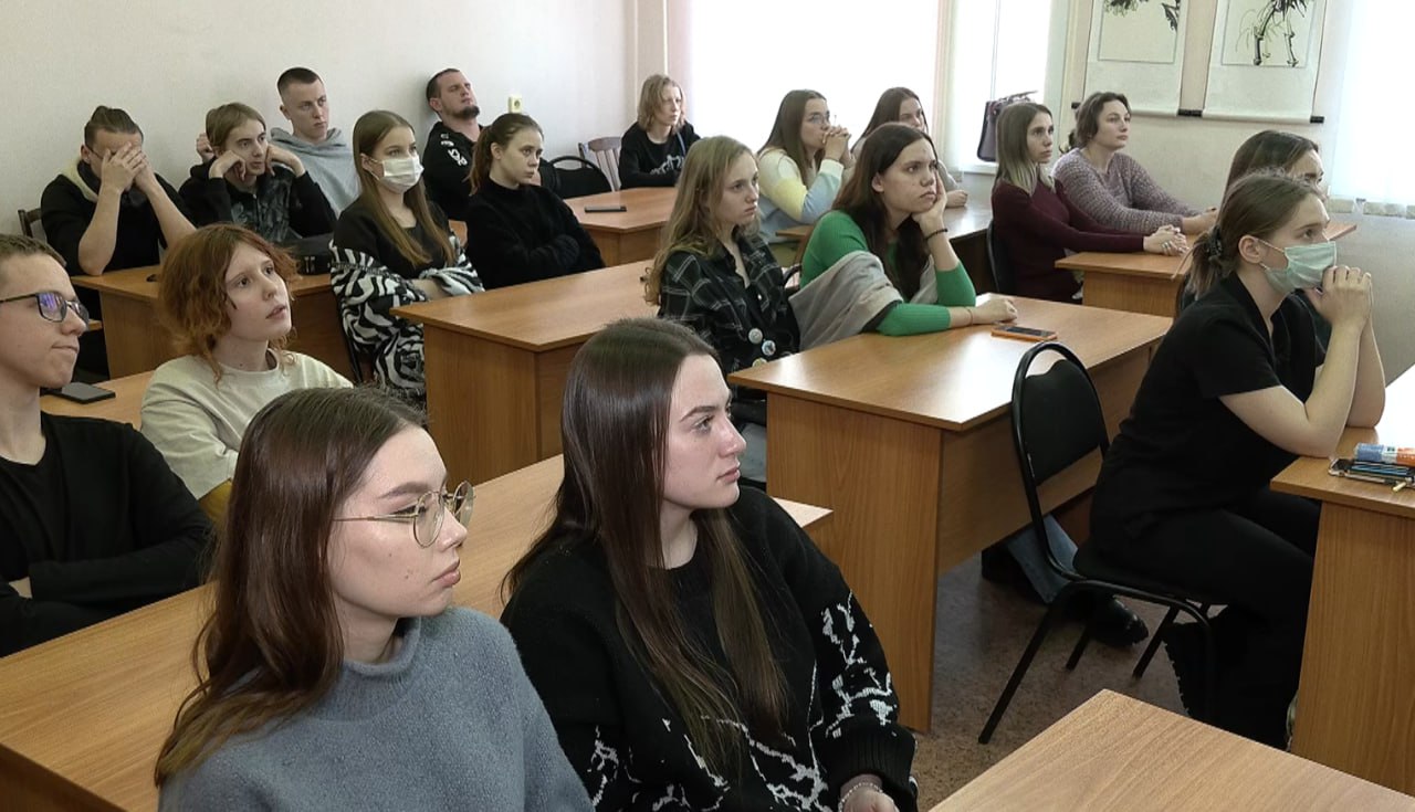 Семьи могут получить компенсацию за обучение детей в колледжах Рассказываем кто имеет на это право   В Приамурье заработала новая мера поддержки семей компенсация за обучение детей в колледжах На выплаты в размере 25 от стоимости обучения могут рассчитывать семьи в которых трое и более детей Касается это детей которые впервые поступили и очно обучаются на платной основе в колледжах техникумах или иных организациях СПО расположенных в Амурской области Еще одно важное условие выплата положена в том случае если на выбранной специальности у студента нет возможности перевестись на бюджетное место Для получения выплаты за первый семестр этого учебного года необходимо подать заявление до 20 февраля Куда подавать заявление рассказываем на сайте АОТВ Фото АОТВ