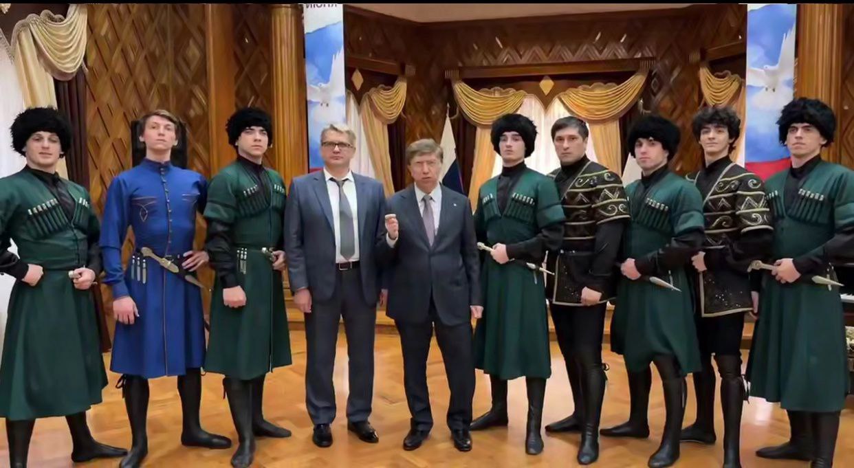 Дагестанский ансамбль "Лезгинка" успешно вернулся с гастролей в Иране Государственный академический ансамбль танца "Лезгинка", прилетевший на фестиваль российской культуры в Иране, сумел благополучно вернуться в Дагестан. Об этом рассказали в группе коллектива "Вконтакте". "Для нас было делом чести, несмотря на непростую обстановку в Иране, провести все запланированные концерты и не сокращать программу. Мы чувствовали, что наша миссия — поддержать иранский народ, и с радостью выступили на приёме в посольстве России в Иране", – отметил заслуженный деятель искусств России, художественный руководитель ансамбля Джамбулат Магомедов. Коллективы Большого симфонического оркестра и "Лезгинки" пребывали в Исфахане и, на фоне обострившейся ситуации в стране, искались маршруты возвращения артистов в Россию. "Сообщаю: мы благополучно вернулись домой чартерным рейсом Тегеран – Махачкала. Спасибо за вашу поддержку!" – заявил Магомедов.