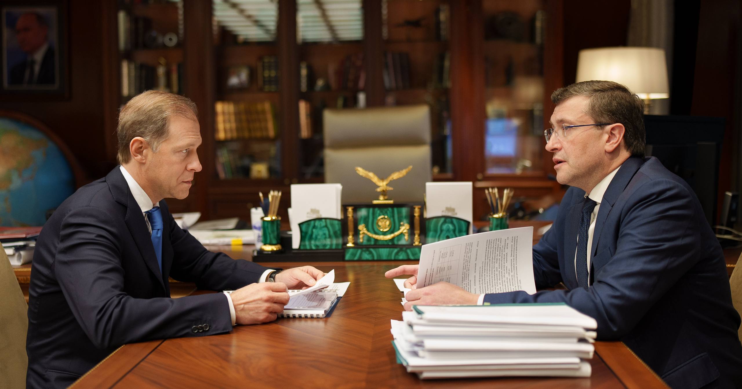 Денис Мантуров встретился с губернатором Нижегородской области Глебом Никитиным Глава региона отметил что реализованные меры государственной поддержки позволили обеспечить стабильную работу всех отраслей промышленности несмотря на продолжающееся санкционное давление Объем отгрузки предприятий обрабатывающего сектора за 10 месяцев текущего года увеличился более чем на 4 Основной рост показали отрасли производства готовых металлических изделий кокса и нефтепродуктов машин и оборудования мебели одежды лекарственных препаратов компьютеров электронных и оптических изделий В регионе создается центр развития промышленной робототехники уже на финальной стадии оснащения находится Научно производственный центр беспилотных авиационных систем Подписаться на Правительство России в MAX