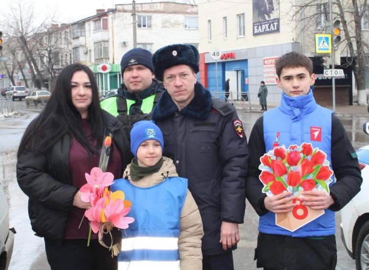 Донские гаишники дарят цветы женщинам за рулем  Донские гаишники в преддверии 8 Марта дарят цветы женщинам за рулем. Об этом сообщили в пресс-службе управления Госавтоинспекции по Ростовской области.    «Госавтоинспекция в Ростовской области в преддверии праздника 8 Марта проводит традиционную акцию «Цветы для автоледи». В мероприятии принимают участие представители общественных советов, отряды ЮИД и представители СМИ», – пишет источник.    Вручая цветы, гаишники поздравляют дам с наступающим праздником и напоминают о правилах дорожного движения. Акция проходит по всей территории Ростовской области.   Подписаться на "Новости Ростова"    Прислать новость