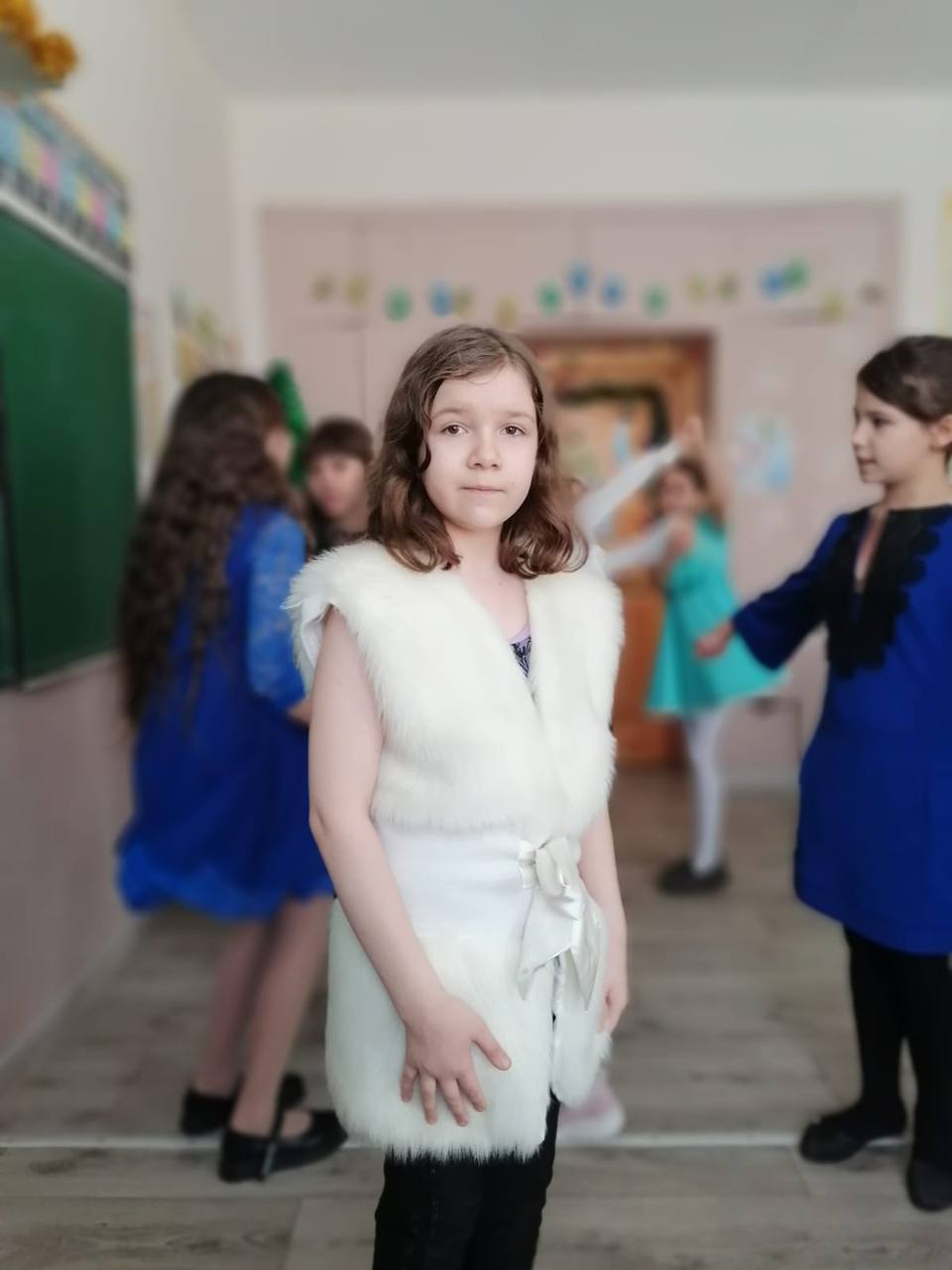 В Волгограде родные и волонтеры ищут бесследно пропавшую 1 сентября 13 летнюю школьницу Дочь примерно в 12 00 часов пришла домой из школы вместе с подружкой Переоделась и они пошли к подружке Мы в одном квартале живем Подружка пошла переодеваться дочь осталась на улице ее ждать Когда подружка вышла Кристины уже нет рассказывает newsv1 папа девочки Сергей Последний раз девочку видели 1 сентября на улице Штеменко около 19 00 С собой у нее был телефон однако со слов отца на звонки она не отвечает Мелочь с собой ключи небольшая сумочка телефон 1 го числа гудки шли а ответа не было До вчерашнего дня до 20 00 гудки также шли но никто не отвечал Потом телефон стал то включаться то выключаться Как будто уже кто то другой стал пользоваться телефоном говорит Сергей Такое первый раз Обзвонили всех подняли на уши В день исчезновения девочка была в белой футболке темно синей юбке с белой полоской внизу в черных кроссовках и белых носках