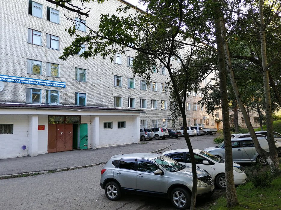 Зарплаты врачей под угрозой: Лесозаводская больница утонула в долгах На заседании комитета по соцполитике Заксобрания Приморья обсудили кредиторскую задолженность северных больниц. Самая критическая ситуация — в Лесозаводской городской больнице: более 60% от общего долга по региону. Причина — управленческая ошибка прежнего руководства. Там необоснованно увеличили фонд оплаты труда, не обеспечив покрытие остальных расходов. В результате — кассовый разрыв и угроза сокращения зарплат врачам. Сейчас новый главврач, но проблему мгновенно не решить. По данным Минздрава, на 1 апреля сумма просроченной задолженности шести больниц составила 113,43 млн рублей. Для сравнения: месяц назад было 82 млн. Основные причины — рост цен на медикаменты, питание, связь, обслуживание оборудования, коммуналку, а также хронический кадровый дефицит. Медучреждения просто не могут "заработать" объёмы по ОМС — нет специалистов, значит, нет и финансирования. Деньги идут «на голову»: меньше населения — меньше денег. Выход? В бюджете Приморья на 2025 год заложено более 600 млн рублей поддержки таким больницам. Но этих средств всё равно недостаточно: фонд оплаты труда в некоторых учреждениях уже превышает 90% всех расходов. Министр здравоохранения Евгений Шестопалов признаёт: «Сейчас зарплаты будут корректироваться. По врачам — точно. С медсёстрами — нет». И добавляет: «Мы будем с коллективом проговаривать. Они же понимают, что незаработанные деньги не могут быть получены. То есть в дальнейшем все стимулирующие выплаты и будут выплачены. Но когда бюджет позволит». Депутаты предостерегают: снижение зарплат — путь к оттоку врачей и усугублению кризиса. Решение должно быть системным: от пересмотра методики расчёта до изменения принципов финансирования. Вопрос вынесут на отдельное заседание: необходимы федеральные меры поддержки.
