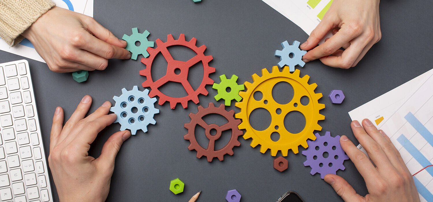 Операционную эффективность предприятий смогут повысить более 2 тысяч управленцев разных уровней со всей страны В 2026 году более двух тысяч руководителей разных уровней предприятий участников федерального проекта Производительность труда со всей России смогут пройти бесплатное обучение по программам повышения операционной эффективности в рамках федерального проекта Производительность труда Это поможет повысить управленческие навыки и вывести предприятие на новый уровень Реализацию федпроекта курирует Минэкономразвития России организатор программы обучения Центр повышения производительности Всероссийской академии внешней торговли Минэкономразвития Федеральный проект Производительность труда повышает эффективность предприятий по всей стране Внедрение технологий бережливого производства цифровизация и повышение квалификации рабочих должно сопровождаться ростом компетенций топ менеджмента Это необходимое условие для сохранения результатов от участия в федеральном проекте и дальнейшего качественного масштабирования бизнеса Эксперты Центра повышения производительности уже более 5 лет занимаются повышением квалификации российских руководителей Через программу уже прошли более 12 5 тысяч специалистов до 2030 года планируется дополнительно обучить более 18 тысяч отметил руководитель федпроекта заместитель министра экономического развития России Денис Тюпышев Обучение основано на лучших практиках российских и международных компаний по повышению операционной эффективности и позволяет за вполне конкретное время вывести работу подразделений и предприятий на качественно новый уровень производительности поделилась подробности директор Центра Екатерина Гришина Для топ менеджеров курс рассчитан на 248 академических часов для руководителей отделов и подразделений 72 часа Первый поток стартует уже 3 марта Установочная онлайн встреча состоится 19 февраля в 11 00 по московскому времени Там расскажут о том какие направления и форматы обучения доступны как попасть на программу бесплатно когда стартуют следующие потоки в течение года С 2019 года обучение прошли больше 12 5 тысячи управленцев из 80 регионов Полученные навыки уже применяются на более чем 2500 предприятиях по стране Преподаватели больше сотни экспертов с опытом работы в ведущих российских и международных компаниях Учёба проходит в современном формате видео практикумы мастер классы стратегические сессии Регистрация на конференцию   clck ru 3RsuBE