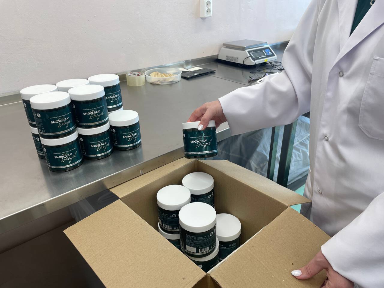 Архангельский водорослевый комбинат открыл новый цех по производству косметики Архангельский водорослевый комбинат АВК открыл новый цех по производству косметики из водорослей Инвестиции в его запуск на первом этапе составили более 30 млн руб Речь идет о собственных средствах компании которые были направлены на строительство и закупку оборудования Максимальные производственные мощности цеха составят около 100 000 упаковок косметической продукции в месяц или порядка 1 2 млн единиц в год Однако объемы будут наращиваться постепенно   Планы по увеличению объемов выпуска косметики производимой из водорослей в компании объяснили намерением импортозаместить продукцию зарубежных игроков В компании уточнили что основными конкурентами для российского производителя являются компании из Китая Южной Кореи Великобритании и ряда европейских стран Подробнее в материале на нашем сайте Архангельский водорослевый комбинат Подпишитесь на Ведомости Северо Запад