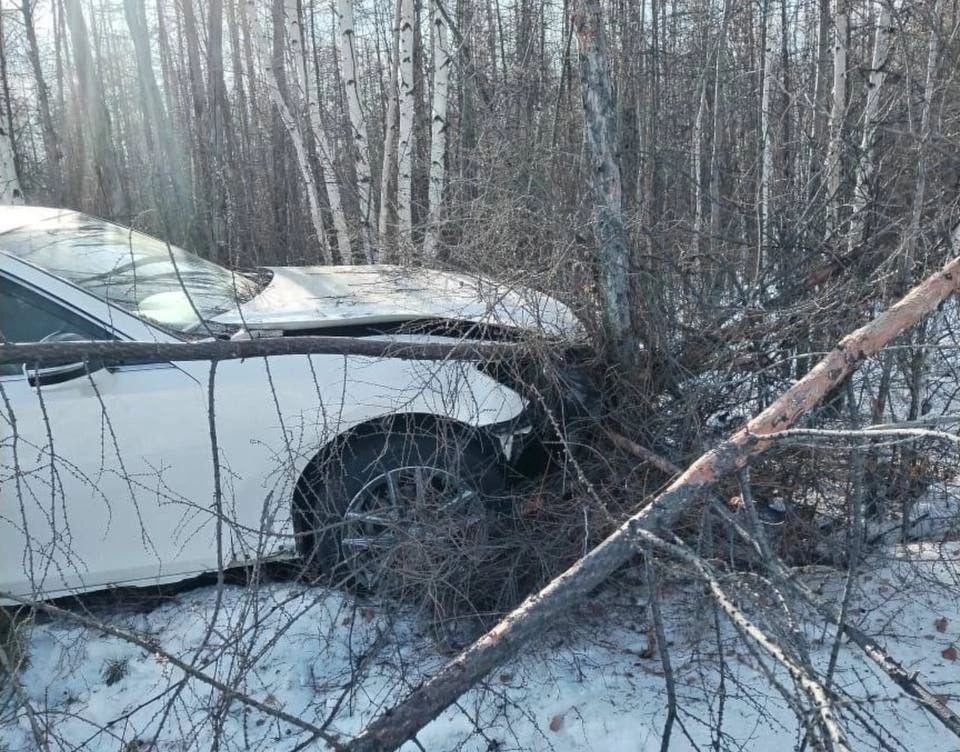 Двое студентов приехали на практику в Могочу и угнали машину у нового приятеля.  Двое 19-летних студентов, которые приехали проходить практику на предприятии в Могоче, угнали автомобиль Toyota Crown у своего нового знакомого и попали на нём в аварию. Об этом 25 февраля Lenta75.ru сообщили в пресс-службе УМВД России по Забайкальскому краю.    - Потерпевший познакомился с подозреваемыми в увеселительном заведении и пригласил их к себе в гости для продолжения застолья. В какой-то момент студенты похитили в квартире ключи от машины, вышли на улицу и угнали авто стоимостью около 1 млн рублей. В 15 километрах от посёлка Сбега у иномарки лопнула колесо и она съехала в кювет. Фигуранты с места аварии скрылись, - отметили в ведомстве.   После угона потерпевшему пришло sms-уведомление от системы сигнализации, что автомобиль отъехал от дома. Он сразу же обратился в полицию. Вскоре злоумышленники были задержаны. Свой поступок они объяснили тем, что хотели покататься. Возбуждено уголовное дело.