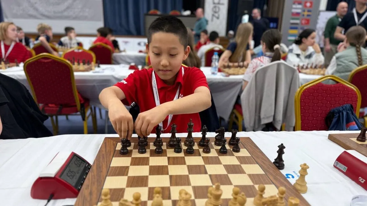 Одиннадцатилетний россиянин Роман Шогджиев стал чемпионом мира по блицу среди шахматистов до 18 лет По итогам турнира в Сербии Роман набрал девять очков Алексей Козлов с восемью баллами замкнул тройку лучших У девушек третье место заняла представительница России Ирен Люцингер 8 очков Всего на турнире по блицу российские спортсмены завоевали 15 медалей семь золотых три серебряных и пять бронзовых По итогам первенств мира по рапиду и блицу россияне победили в медальном зачете завоевав 25 наград news matchtv Наш канал в MAX соцсети ФШР