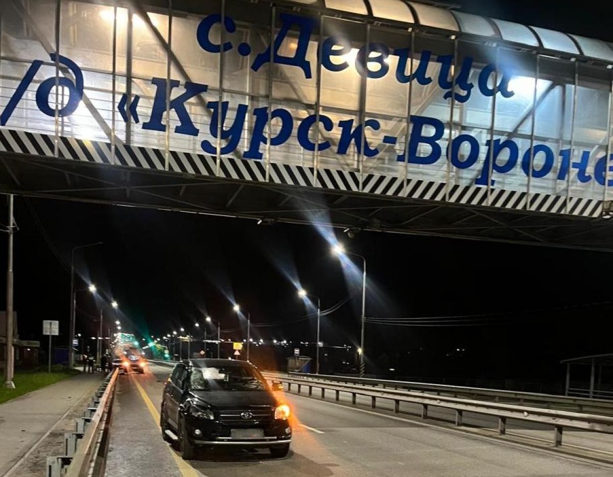 В Воронежской области водитель насмерть сбил переходившего дорогу в неположенном месте пешехода Трагедия произошла накануне, около 23 часов в Семилукском районе на 205 км «Курск-Воронеж». Предварительно, 19-летний водитель автомобиля «Тойота Рав4» совершил наезд на неустановленного пешехода, пересекавшего проезжую часть дороги вне пешеходного перехода, но в зоне его видимости. ↗ Прислать новость Подписаться