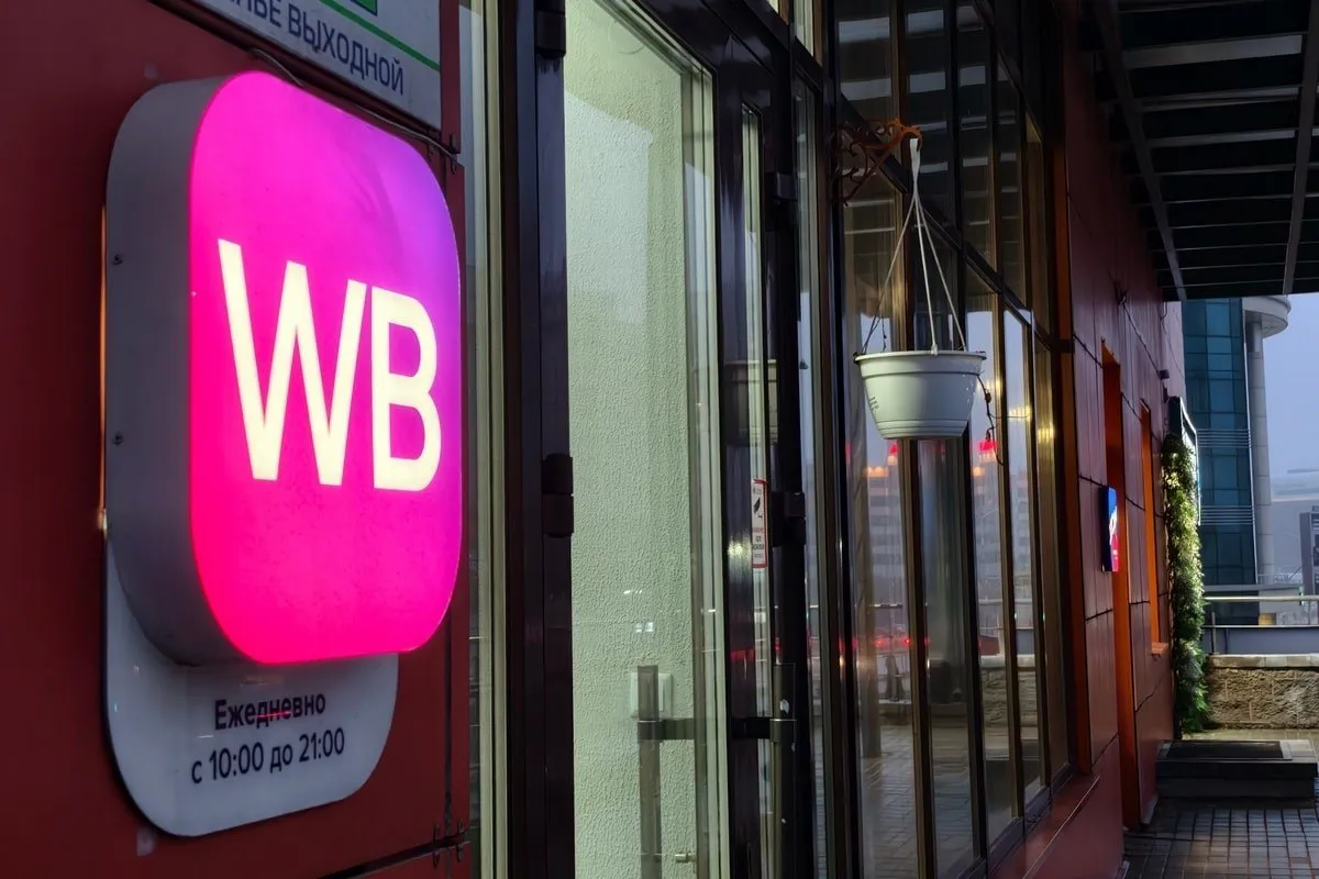 В Wildberries рассказали скажется ли на работе маркетплейса признание доминантом на рынке Беларуси МАРТ признал маркетплейс Wildberries одним из доминантов на рынке Беларуси Для компании включение в реестр доминантов означает более жесткий контроль со стороны государства ценообразования и рентабельности В свою очередь в Wildberries заявили что всегда работали в строгом соответствии с законодательством Беларуси и продолжат это делать На деятельности Wildberries данное решение никак не скажется потому что у нас и раньше не было завышенных или необоснованных тарифов добавили в компании  Подробнее