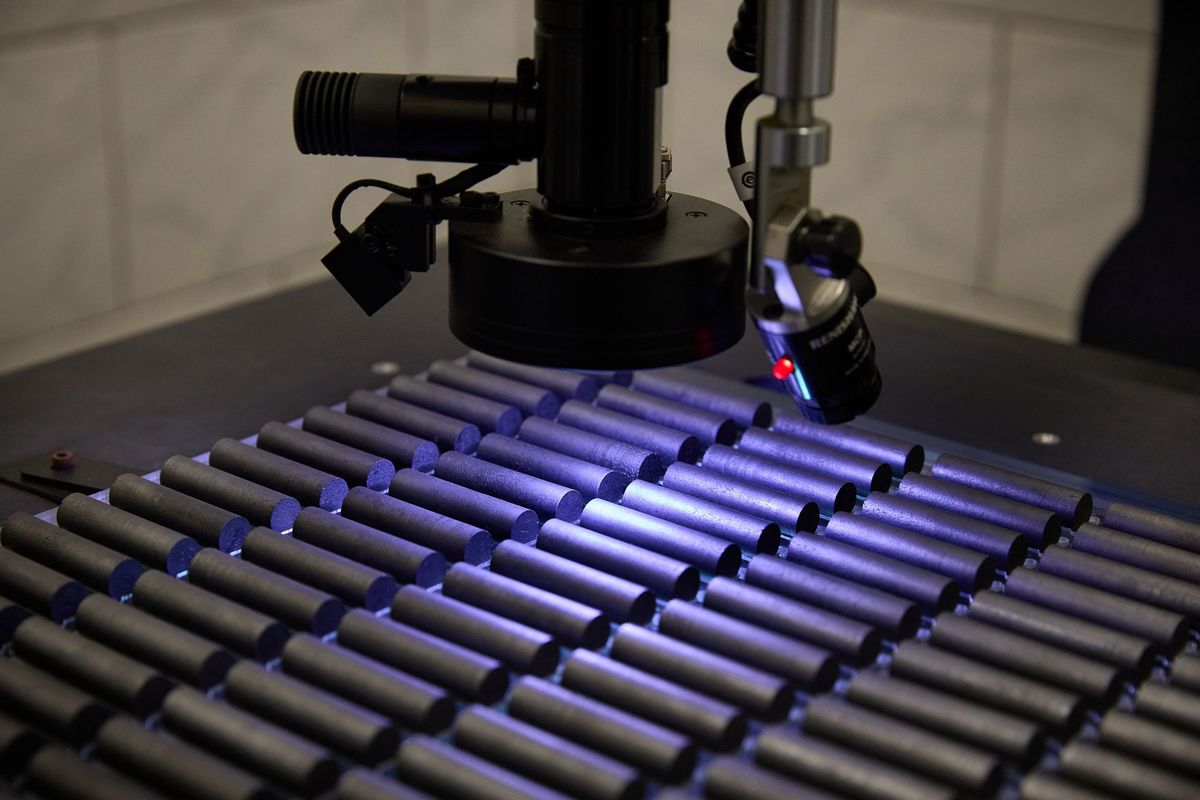 Ученые Росатома испытали топливо для перспективного реактора ВТГР в экстремальных условиях Топливные компакты для высокотемпературного газоохлаждаемого реактора разработали и изготовили в НИИ НПО ЛУЧ В реакторе СМ 3 на площадке научного института Росатома в Димитровграде провели серию реакторных экспериментов с топливными компактами предварительно облученными в штатных условиях Более 500 часов топливо облучали при температуре на уровне 1600 C а некоторые образцы проверили в экстремальных режимах при температуре около 1700 C в течение более 380 часов Еще один уникальный эксперимент с топливом ВТГР провели в реакторе ИВВ 2М Института реакторных материалов ученые организовали онлайн контроль выхода продуктов деления По результатам реакторных испытаний и послереакторных исследований получено более 20 образцов топлива ВТГР с достижением выгорания от 3 т а до 13 т а К настоящему моменту мы можем обоснованно говорить о подтверждении заложенных в проекте реакторной установки ВТГР максимальных проектных пределов в части эксплуатации отечественного микросферического топлива отметил куратор работ со стороны Росэнергоатома Федор Григорьев Подписывайтесь на Росатом Оставляйте бусты новость РосатомНаука УченыеРосатома Росэнергоатом