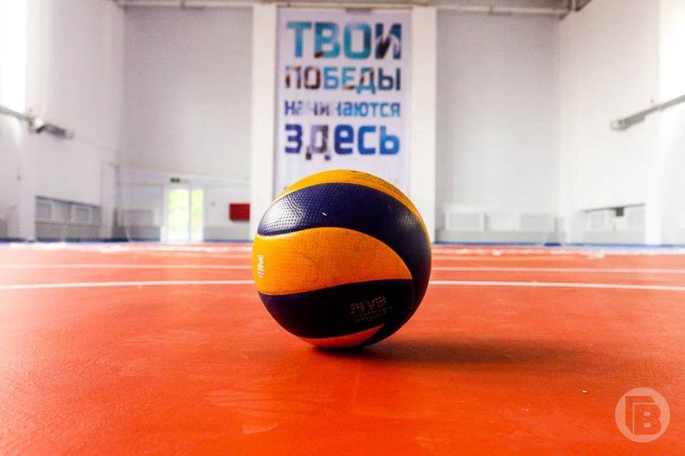 Юные волгоградские волейболисты взяли «бронзу» на «Кубке Черного моря»  Соревнования проходили в Геленджике.  Воспитанники муниципальной спортивной школы №7 из Волгограда завоевали бронзовые медали на «Кубке Черного моря» по волейболу, сообщает пресс-служба мэрии.  В Геленджике прошел ежегодный турнир по волейболу среди юношей 2013–2014 годов рождения. Более 300 спортсменов из разных городов России, включая Вологду, Белгород, Санкт-Петербург, Москву, Таганрог, Новочеркасск, Оренбург и несколько городов Краснодарского края, приняли участие в соревнованиях. Волгоградскую область на турнире представляли воспитанники МБУ ДО СШ №7, которые вошли в четверку лучших команд по итогам предварительного этапа.  В финале юные волейболисты из Волгограда, тренирующиеся под руководством Артема Аржанова, одержали победу над сверстниками из Санкт-Петербурга и заняли почетное третье место.  В Волгограде работает более 20 спортивных школ для детей и подростков, где занимаются около 14 тысяч ребят.