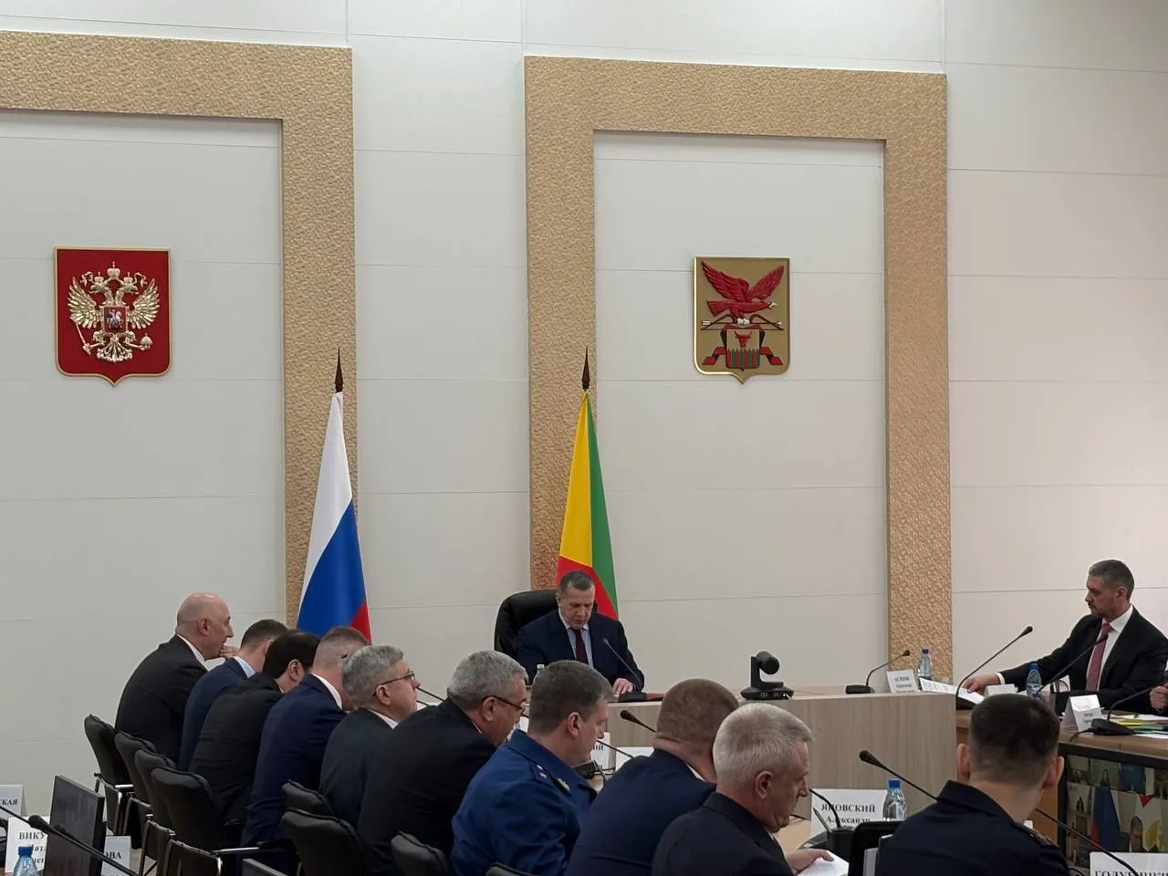 Трутнев раскритиковал постоянный перенос реконструкции погранпереходов в Забайкалье  Полпред президента в ДФО Юрий Трутнев во время совещания по вопросу социально экономического развития Забайкалья раскритиковал постоянный перенос сроков реконструкции погранпереходов в регионе Развитие пограничной инфраструктуры может значительно улучшить экономику не только Забайкальского края но и всего Дальнего Востока Но с совещания из совещания мы продолжаем говорить о том что срываются и переносятся сроки реконструкция производится не вовремя К примеру МАПП Забайкальск изначальная дата завершения реконструкции 2022 год Однако сроки переносились на 2023 2025 2027 и 2028 годы Замечательно Почему до сих пор никто не уволен Староцурухайтуйский изначальная дата 2024 год но сроки переносились на 2026 и 2027 годы Я не хочу все это дальше читать потому что эта хроника безответственности не красит тех кто так работает сказал Трутнев Он отметил что президенту Владимиру Путину будет внесено предложение чтобы следующий Восточный экономический форум 18 был посвящен вопросам выполнения поручений президента Потому что ежегодно принимаются большие решения и многие из них преображают облик Дальнего Востока Однако не все эти поручения выполняются Фото ИА ChitaMedia Читайте нас в ДЗЕН ВК ОК МАХ   ChitaMedia Прислать нам новость