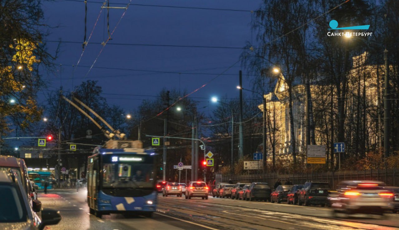 Завершилась реконструкция наружного освещения Политехнической улицы в Выборгском и Калининском районах На участке протяженностью 1 3 километра от площади Мужества до Тихорецкого проспекта специалисты установили 52 опоры и 174 светодиодных светильника а также проложили новые линии электроснабжения сообщает пресс служба Смольного Магистраль связывает на поверхности две станции метро Площадь Мужества и Политехническую Здесь находится один из крупнейших петербургских вузов Политехнический университет Петра Великого проходят трассы наземного пассажирского транспорта Благодаря новому светодиодному освещению улучшилась видимость дорожных знаков и разметки комфортнее стали вечерние прогулки пешеходов по тротуарам Модернизация освещения остается одним из важнейших направлений работы в рамках приоритетного проекта Комфорт и уют в городе отметил Александр Беглов Наши новости в Телеграм VК ОK MAX