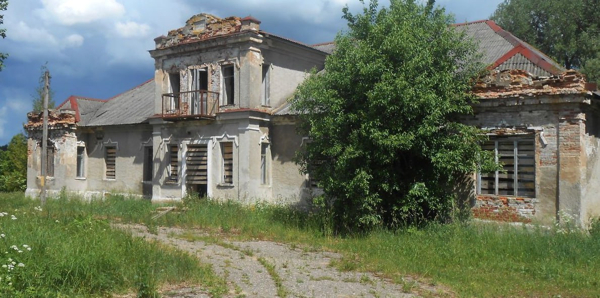 Заброшенный дворец на берегу Ушачи купил россиянин Рассказываем как прошли торги Сегодня с аукциона продали пустующую усадьбу в Ушачском районе За старинное здание на берегу реки боролись два участника В итоге победил гражданин России Имение которое возвели еще в позапрошлом веке находится в деревне Новая Жизнь в Витебской области Место это интересное неподалеку протекает река тут же три озера и лес Торговались участники всего 17 минут В итоге усадьбу купили за 101 рубль 35 долларов Победителем аукциона стал гражданин России По условиям продажи он может открыть тут любой бизнес агроусадьбу гостиницу ресторан и так далее