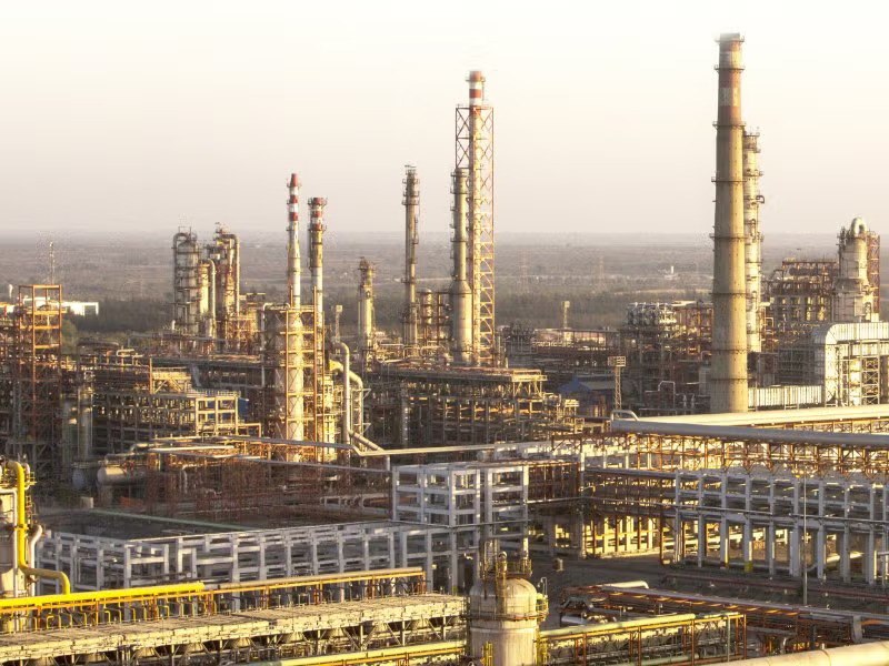 Новые санкции ЕС прогнали "Роснефть" из Индии  После введения новых санкций "Роснефть" хочет выйти из проекта в Индии, поскольку не может репатриировать получаемую оттуда прибыль. Это завод Vadinar, принадлежащий индийской Nayara Energy, в которой российской компании принадлежит 49,13% акций.  ЕС ввел запрет на импорт нефтепродуктов, полученных из российской нефти, и, «впервые» применил санкционные меры к «крупнейшему НПЗ "Роснефти" в Индии».   Индия уже заявила, что не поддерживает "односторонние санкции" ЕС, под которые попал НПЗ в Гуджарате с российскими собственниками.  ПроКуратор