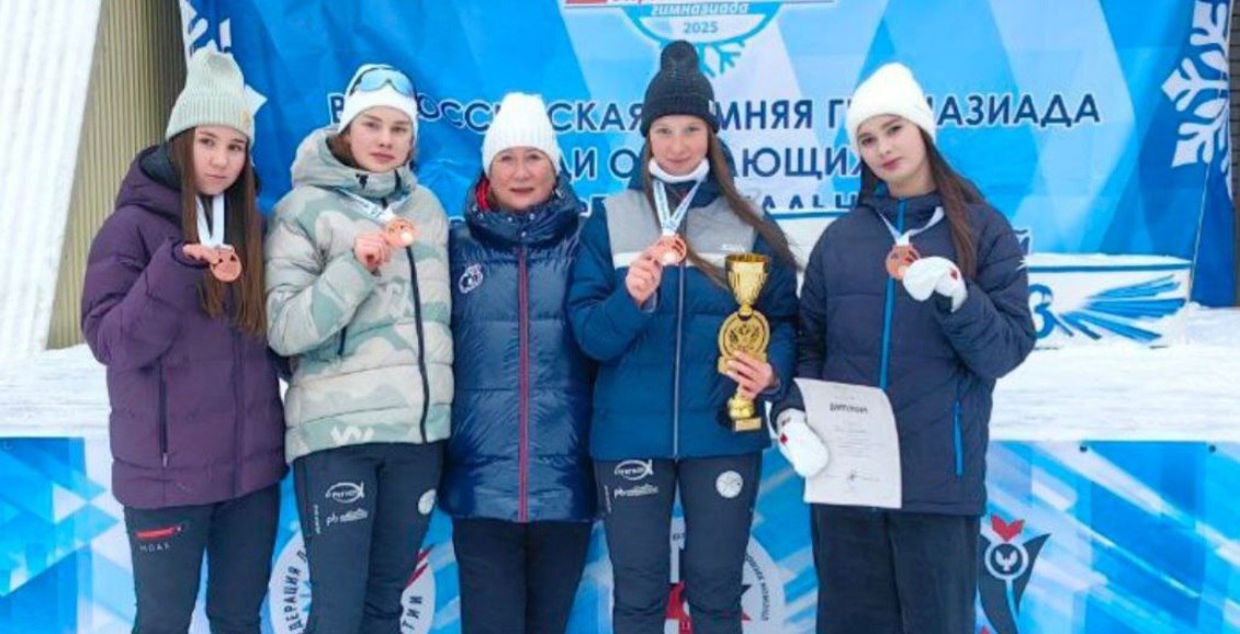 Камчатские лыжники вошли в пятёрку сильнейших на Всероссийской зимней гимназиаде Камчатские спортсмены достойно выступили на Всероссийской зимней Гимназиаде которая прошла с 7 по 12 декабря в Ижевске Домой ребята привезли серебряные и бронзовые награды Нажмите для подробностей kam24 ru news main 20251215 123719 html utm source telegram utm medium messenger