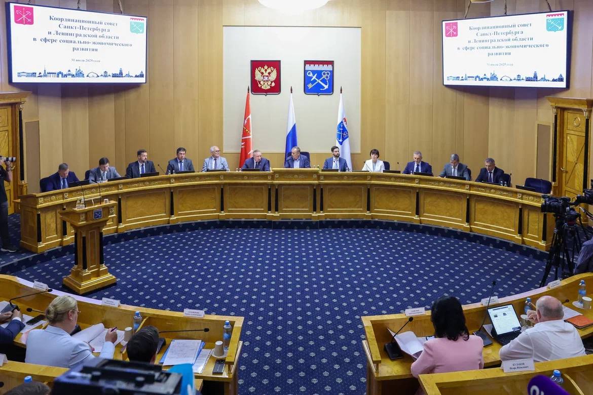 Под руководством глав регионов сегодня прошло заседание Координационного совета в сфере социально-экономического развития Санкт-Петербурга и Ленинградской области. Договорились по целому ряду вопросов, важных для развития петербургской агломерации.   Один из ключевых вызовов для экономического развития наших регионов - дефицит кадров. Будем развивать рынок труда в рамках единой концепции.     Планируем ввести единую стоимость патента для иностранных граждан в размере 8 тысяч рублей на территории двух субъектов. При ее расчете учли особенности рынка труда обоих регионов:      динамику роста заработной платы в основных сферах деятельности, в которых трудятся иностранные граждане,      ежегодную индексацию минимального размера оплаты труда,       увеличение количества оформленных патентов иностранными гражданами, пребывающими в безвизовом порядке.      Дополнительно проработаем возможность заключения соглашения между Санкт-Петербургом и Ленинградской областью об осуществлении иностранными гражданами трудовой деятельности  на  основании патента, выданного на территории одного из двух наших субъектов. Это позволит нам минимизировать риски нелегальной занятости, лучше контролировать потоки иностранной рабочей силы и даст больше возможностей работодателям по привлечению кадров.     В зоне особого внимания двух регионов также вопросы экологии. Выполняем поручение Президента России по формированию лесопаркового зеленого пояса вокруг Санкт-Петербурга. Увеличим его общую площадь до 172 тысяч гектаров.   Продолжаем развивать экологический туризм. Синхронизируем работу по созданию экотроп. В 2026 году откроем две новые межрегиональные экотропы «Жемчужная тропа» на 10 км и «Таежный мир» на 52 км.    Как подчеркнул Александр Дмитриевич, Петербург и Ленобласть показывают пример эффективного сложения сил для решения общих задач. Объединение усилий дает возможность привлекать в наши регионы крупные инвестиции, реализовывать масштабные инфраструктурные проекты, эффективнее привлекать федеральное финансирование в мегапроекты, и в конечном итоге улучшать качество жизни в наших регионах.