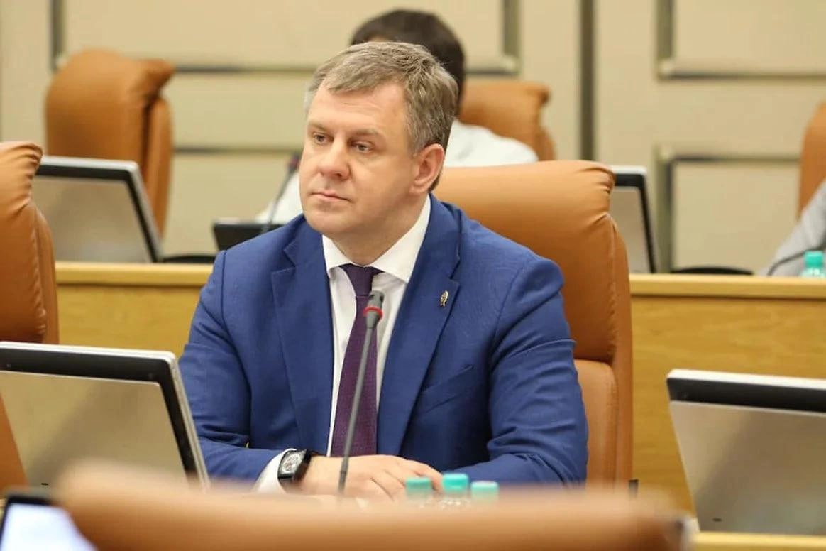 Руководитель фракции «Единой России» в горсовете Красноярска Дмитрий Власов лишился своей должности Причиной стала его заявка на участие в программе «Сибирский характер». Программа отбирает и обучает участников СВО, а потом помогает им устроиться на работу в органы публичной власти, госучреждения и организации. Об этом сообщил первый вице-губернатор Красноярского края Сергей Пономаренко. Судя по его сообщению, Власов не имел права подавать заявку на участие в программе, так как не является участником СВО. Примечательно, что ночью 22 апреля у Дмитрия Власова вышел пост на его странице во «ВКонтакте», где он объяснил свое решение подать заявку на участие в программе: Принять участие в данной программе решил и я, ведь с 2023 выезжаю на Донбасс с военной и гуманитарной миссией. Когда я размышлял о своем участии в отборе на программу руководителей Красноярска, я понял, что это отличная возможность для меня не только личностного роста, но и вклада в развитие нашего города. В самой фракции пообещали прокомментировать ситуацию позже.