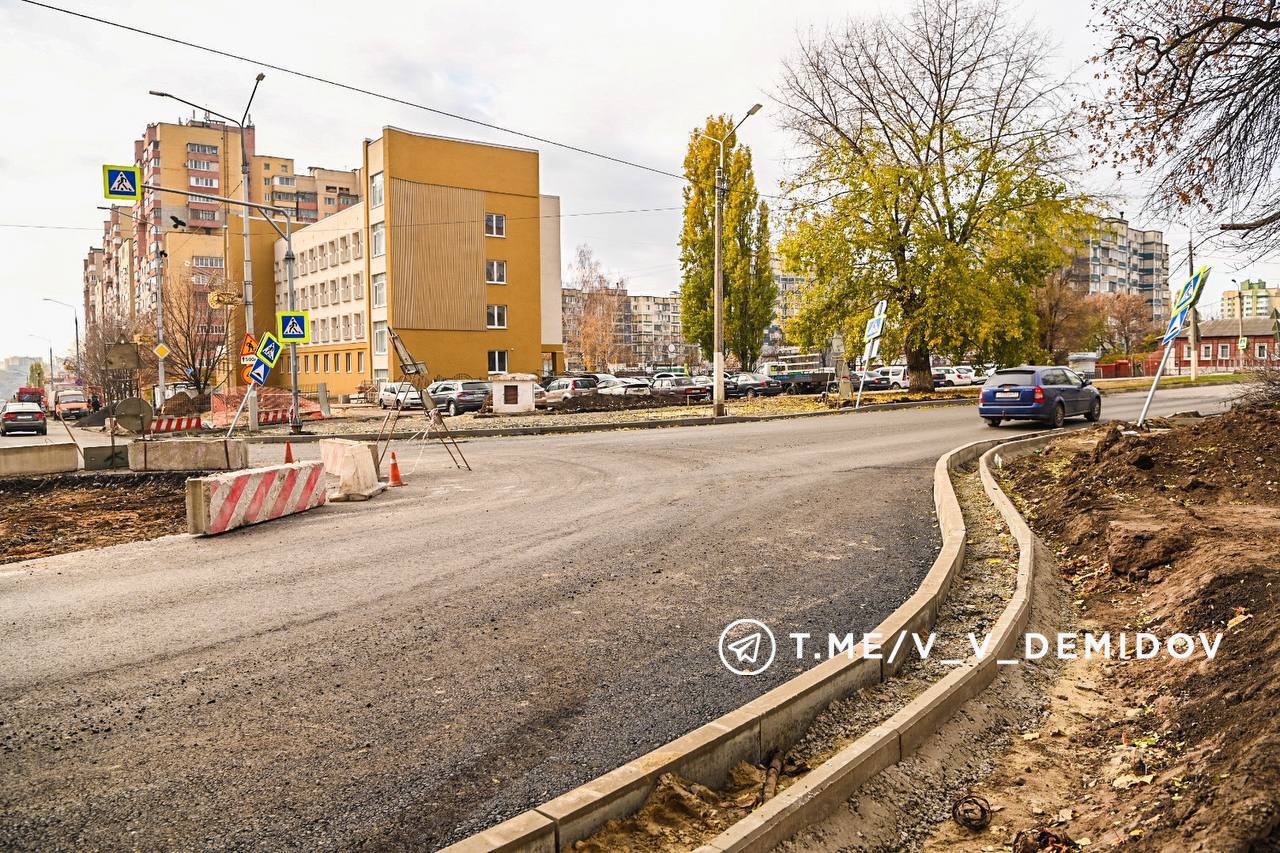 На пересечении Белгородского полка и Октябрьской продолжается ремонт дороги. Строители уложили верхний слой асфальтового покрытия по основному проезду   Идут работы на новой кольцевой развязке, парковках, проездах и примыканиях. Завершить строительство планируется до конца ноября.   На этом оживленном перекрестке всегда был затруднен поворот налево с Белгородского полка на Октябрьскую, в часы пик собирался затор.   Решение проблемного вопроса предложили в нашем Центре организации дорожного движения: строится кольцевая развязка. На улице Белгородского полка  участок от Белгородского проспекта до Октябрьской  изменится количество полос. Обычно две крайние были заняты припаркованными машинами, поэтому по обеим сторонам улицы оборудуют карманы. Также здесь будет дополнительный пешеходный переход.