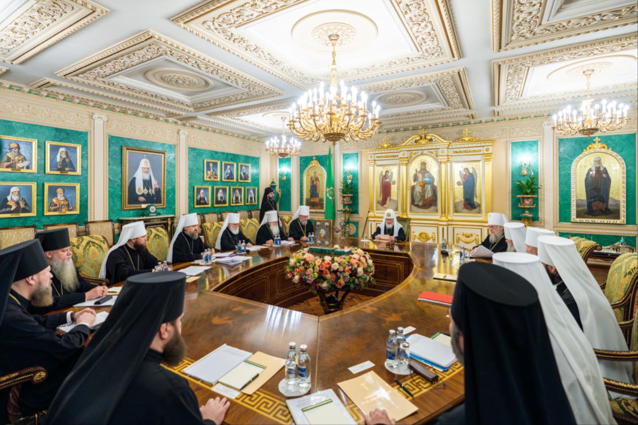 Священный Синод постановил учредить собор всех святых в земле Египетской просиявших 30 октября в Москве состоялось заседание Священного Синода Русской Православной Церкви В связи с рапортами митрополита Волоколамского Антония председателя Отдела внешних церковных связей и епископа Троицкого Панкратия председателя Синодальной комиссии по канонизации святых Синод постановил учредить собор преподобных отцов родоначальников монашества и всех святых в земле Египетской просиявших журнал 101 В состав собора включены все упоминаемые в месяцеслове Русской Православной Церкви святые в Египте просиявшие Празднование собора преподобных отцов родоначальников монашества и всех святых в земле Египетской просиявших назначено на 19 января 1 февраля день памяти преподобного Макария Великого Синод утвердил следующий припев к посвященному празднику молебному канону Преподобнии отцы и вси святии Египетстии молите Бога о нас Также в месяцеслов Русской Православной Церкви и в упомянутый выше собор святых внесены имена следующих угодников Божиих священномучеников Патапия епископа Кифтского Андрея сродника его и мучеников иже с ними в Эсне пострадавших 13 26 июля ок 312 г великомученицы Дамианы Египетской и сорока дев мучениц с нею убиенных 8 21 января нач IV в