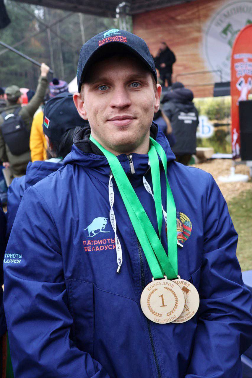 С радостью и гордостью сообщаем лучшим дровосеком на чемпионате по колке дров стал работник БЕЛАЗа Четвертый чемпионат по колке дров среди СМИ сегодня собрал 39 команд на берегу водохранилища Вяча в Минском районе В увлекательных состязаниях участвовал и работник БЕЛАЗа инженер конструктор УГК НТЦ им А Н Егорова Дмитрий Скворцов Молодой человек выступал за команду Патриоты Беларуси Поддержать Дмитрия приехал дружный коллектив БЕЛАЗа Дмитрий Скворцов по итогам чемпионата занял первое место в номинации Колка дров среди мужчин награду ему вручил губернатор Минской области Алексей Кушнаренко Поздравляем Дмитрия с мощной победой и желаем стремиться к новым вершинам и достигать поставленных целей Верим что впереди у победителя ещё больше ярких побед и больших успехов