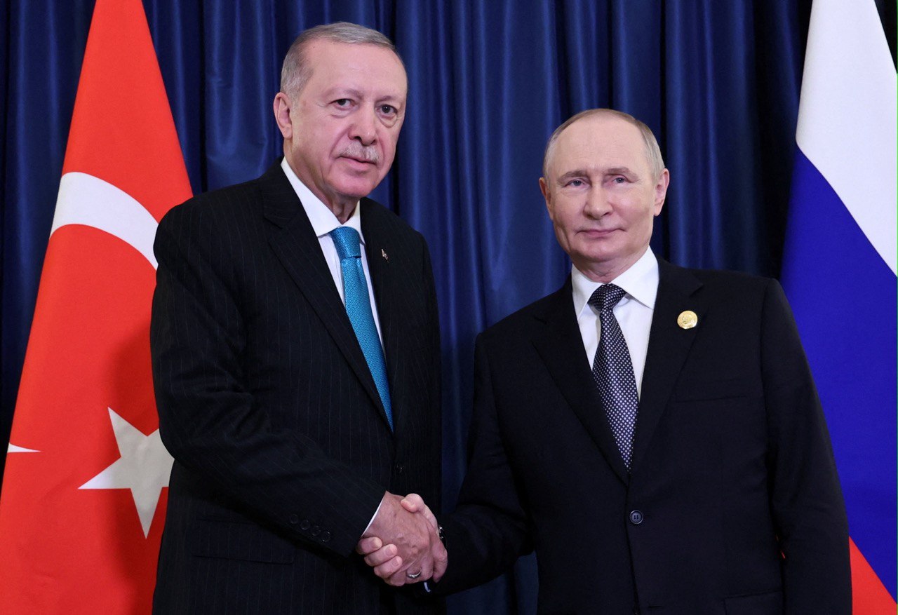 Президент Эрдоган обсудил с Путиным мир в Украине Президент Турции Реджеп Тайип Эрдоган в телефонном разговоре с президентом России Владимиром Путиным заявил что Анкара намерена продолжать усилия направленные на достижение справедливого и устойчивого мира в конфликте между Россией и Украиной Подробнее   В ходе беседы лидеры обсудили ситуацию вокруг российско украинского конфликта а также ряд региональных и международных вопросов Эрдоган подчеркнул что Турция готова содействовать процессам которые смогут обеспечить прямой контакт между сторонами и укрепить дипломатические каналы Глава государства подчеркнул что поддержка механизмов диалога является ключевым фактором для достижения устойчивого результата Эрдоган заверил что Турция и дальше будет прикладывать усилия чтобы открыть путь к миру который сможет удовлетворить интересы обеих сторон и сохранить стабильность в регионе Будьте в курсе последних новостей с TRT на русском