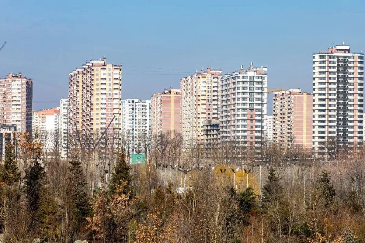 Краснодарский край вошел в число лидеров по выдаче ИТ ипотеки в 2025 году Кубань заняла первое место в Южном федеральном округе и пятое место в России по количеству льготных ипотечных кредитов их объём составил около 5 млрд рублей За последние три года IT ипотекой воспользовались более 3 8 тысячи специалистов а общий объём кредитов превысил 30 млрд рублей Кубанские Новости   Мы в MAX