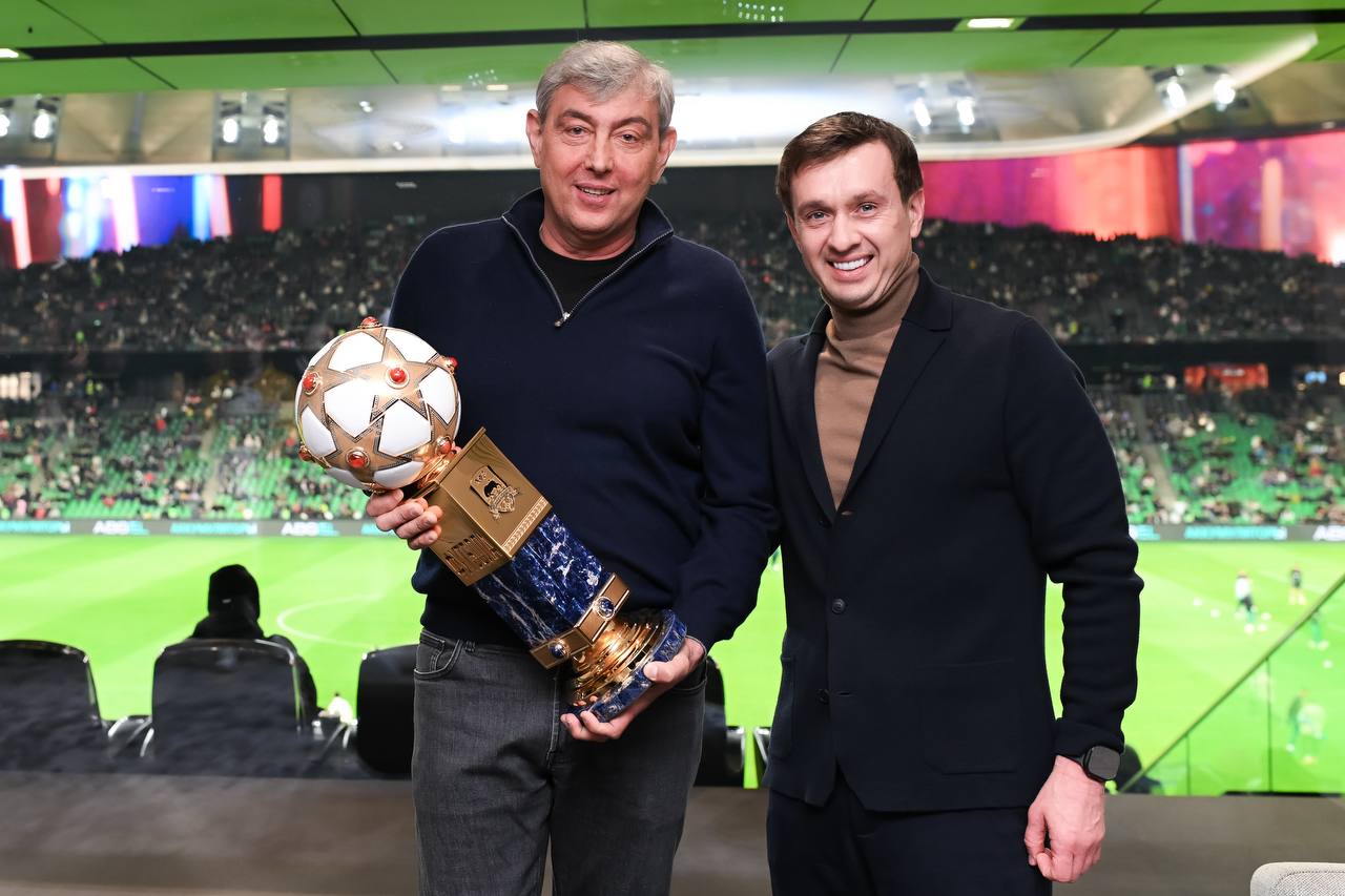 Сергей Галицкий получил награду РПЛ за вклад в развитие футбола Специальный приз президенту Краснодара вручил глава премьер лиги Александр Алаев Совершенно не будет преувеличением сказать что Сергей Галицкий меняет ландшафт российского футбола И мы считаем важным отметить его вклад в развитие отрасли особой наградой приводит слова Алаева сайт РПЛ Подписывайтесь на РИА Новости Спорт в MAX