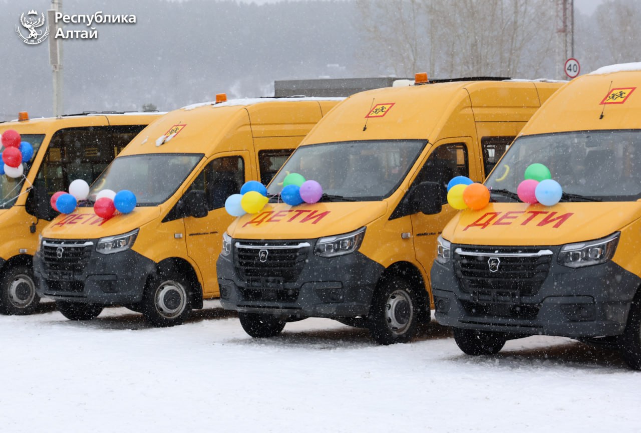 Андрей Турчак: В школы республики поставлено 26 школьных автобусов  В 2024 году были проведены капитальные ремонты в детских садах Горно-Алтайска и Маймы, шести школах, здании Горно-Алтайского политехнического колледжа, капитально отремонтирована кровля учебного корпуса педколледжа.  В школы республики поставлено 26 школьных автобусов.