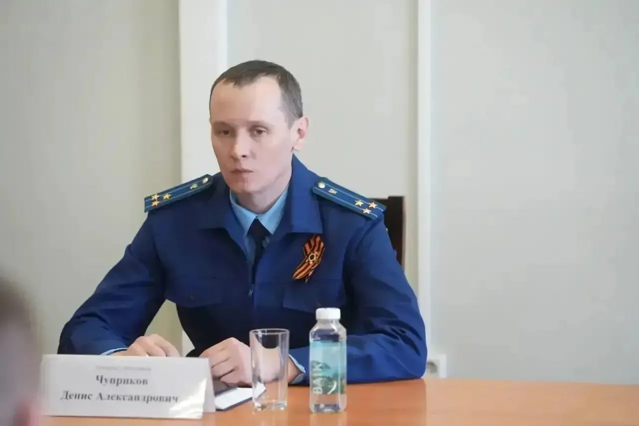Денис Чуприков назначен новым прокурором Красноярска Решение о назначении принял Генеральный прокурор России Сегодня прокурор края Роман Тютюник официально представил его мэрии полиции и другим структурам Денис Александрович окончил СФУ по специальности Юриспруденция служит в органах прокуратуры края с 2010 г Прошёл путь от помощника прокурора до прокурора района а с мая 2024 г возглавлял прокуратуру Советского района Красноярска Прокурору Красноярска определили и важнейшие задачи среди которых ежемесячная проверка нацпроектов контроль за переселением горожан из аварийного жилья и другие Оставить обращение   Telegram замедляют подписывайтесь на нас в Макс