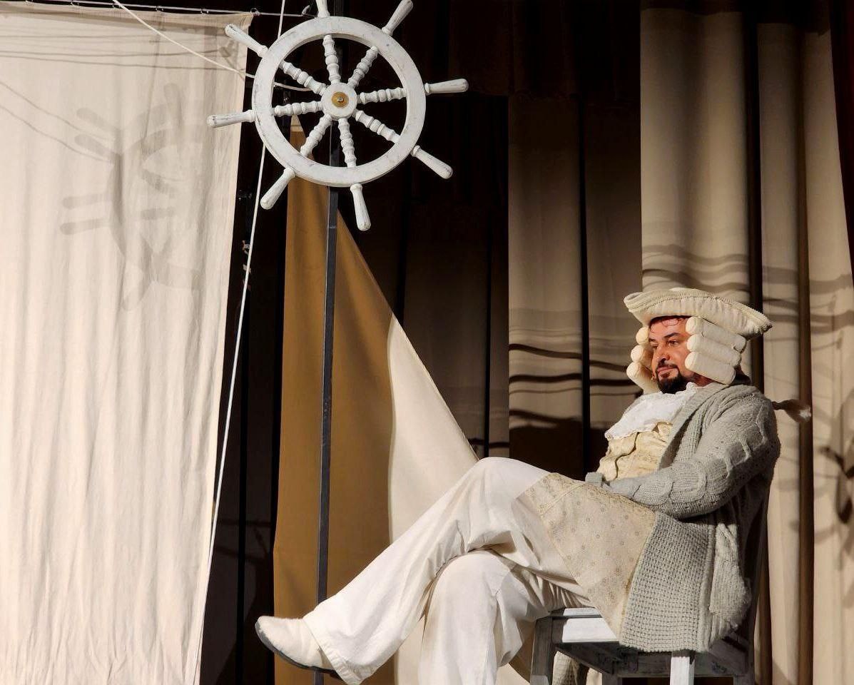 В Геническом Доме культуры состоялась премьера спектакля Тюменский театр юного зрителя с гордостью представил постановку Невероятные путешествия барона Мюнхгаузена Невероятные путешествия барона Мюнхгаузена станет ярким событием в культурной жизни Геническа и подарит зрителям незабываемые впечатления уверены организаторы В спектакле используются видео и анимация а так же приёмы театра теней Юные зрители и их родители были буквально заворожены мастерством актеров воплотивших на сцене невероятные истории знаменитого барона Яркие костюмы оригинальные декорации и запоминающаяся музыка создали атмосферу настоящего волшебства Постановка объединила в себе сразу несколько видов искусства что сделало ее особенно интересной и захватывающей для публики Видеопроекции органично вплетались в действие дополняя его новыми красками и смыслами А использование театра теней позволило создать на сцене мистические и загадочные образы Зрители высоко оценили игру актёров Спектакль получился не только зрелищным но и познавательным ведь в нем нашли отражение важные темы дружбы верности и стремления к мечте После окончания представления не хотелось отпускалть актеров со сцены хотелось смотреть ещё и ещё Премьера проходит в рамках реализации плана мероприятий Федерального государственного бюджетного учреждения культуры Россконцерт при поддержке Министерства культуры Херсонской области