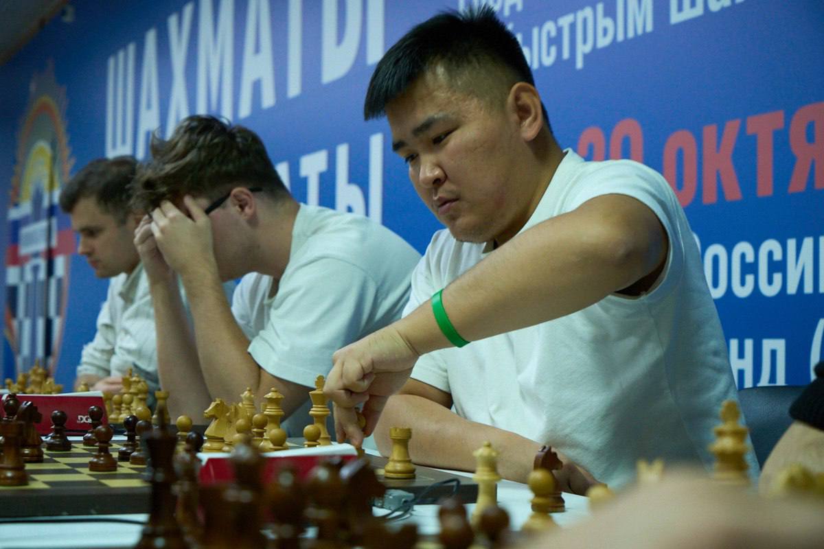 Шахматист из Бурятии взял серебро чемпионата России по блицу На состязаниях в Сочи блеснул Жамсаран Цыдыпов С первых туров Жамсаран захватил лидерство в турнире сметая практически всех на своем пути лишь в 11 туре оступился в партии против Дениса Хисматуллина отметила президент Федерации шахмат Бурятии Инна Ивахинова В 12 м туре Цыдыпов одержал победу над Владимиром Захарцовым в заключительном 13 туре сделал ничью с будущим чемпионом Ярославом Ремизовым Результат 10 очков из 13 дележ 2 4 места и по дополнительному показателю серебряная медаль Бурятия Подробности в Номер один Сообщить нам свою новость можно по кнопке Письмо в редакцию