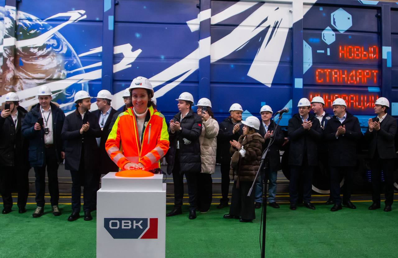 инновагоны На ТВСЗ стартовало серийное производство нового полувагона модели 12 6744 Речь идет о втором поколении инновации подвижного состава Конструкция вагона ориентирована на повышение эффективности перевозок на пространстве колеи 1520 Масса тары 22 5 тонны 2 т Грузоподъемность 77 тонн 2 т Объем кузова 94 м³ 2 м³ В конструкции впервые применена высокопрочная сталь превосходящая типовую по прочности на 20 22 Вагон отличается повышенной стойкостью к нагрузкам увеличенным ресурсом эксплуатации и полной адаптацией к любой погрузочно разгрузочной инфраструктуре В запуске производства приняли участие замглавы Минпромторга России Альберт Каримов заместитель генерального директора ОАО РЖД Михаил Глазков и генеральный директор ПАО НПК ОВК Ирина Ольховская Спасибо всему коллективу ТВСЗ за эффективно проведенную работу по модернизации автоматических линий обновлению и подготовке оборудования к выпуску новой модели сказала генеральный директор ПАО НПК ОВК Ирина Ольховская ОВК сделала значительный рывок в укреплении собственной технологической ресурсной и научной базы дав импульс дальнейшему развитию всего отечественного грузового вагоностроения отметил замглавы Минпромторга России Альберт Анварович Каримов Сегодня ОВК безусловный лидер по объёму выпуска инновационного подвижного состава и по надёжности производимой продукции Запуск серийного производства этой модели важный шаг в развитии отечественного вагоностроения и транспортной инфраструктуры России Поздравляю с запуском нового стандарта инноваций Желаю и дальше внедрять самые передовые решения для развития нашей транспортной отрасли говорит заместитель генерального директора ОАО РЖД Михаил Олегович Глазков Первые вагоны скоро начнут работу на сети железных дорог усиливая транспортные возможности и экспортный потенциал страны