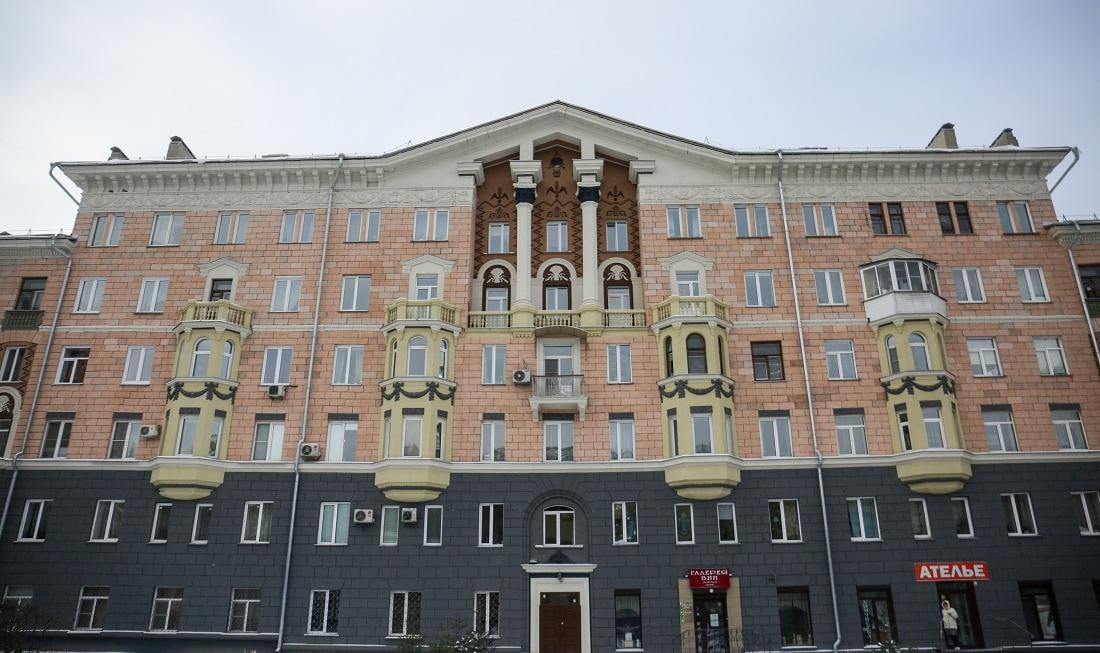 Самую красивую сталинку левобережья избавят от бухтящего фасада В Ленинском районе Новосибирска капитально отремонтируют 72 летний жилой дом на Станиславского 4 Акт с положительным заключением историко культурной экспертизы опубликовали на сайте региональной инспекции по охране памятников В 2021 году фасады уже реставрировали но обследование здания показало новые повреждения трещины отслоения намокания частичную утрату красочного слоя Проект предусматривает ремонт штукатурки с отбивкой бухтящих участков окраску цоколя и двух нижних этажей колонн и стен бельведера Восстановят утраченную бетонную плитку обновят декор Отремонтируют балконные плиты пожарную лестницу Окна лестничных клеток заменят с сохранением рисунка переплётов Подписаться на канал