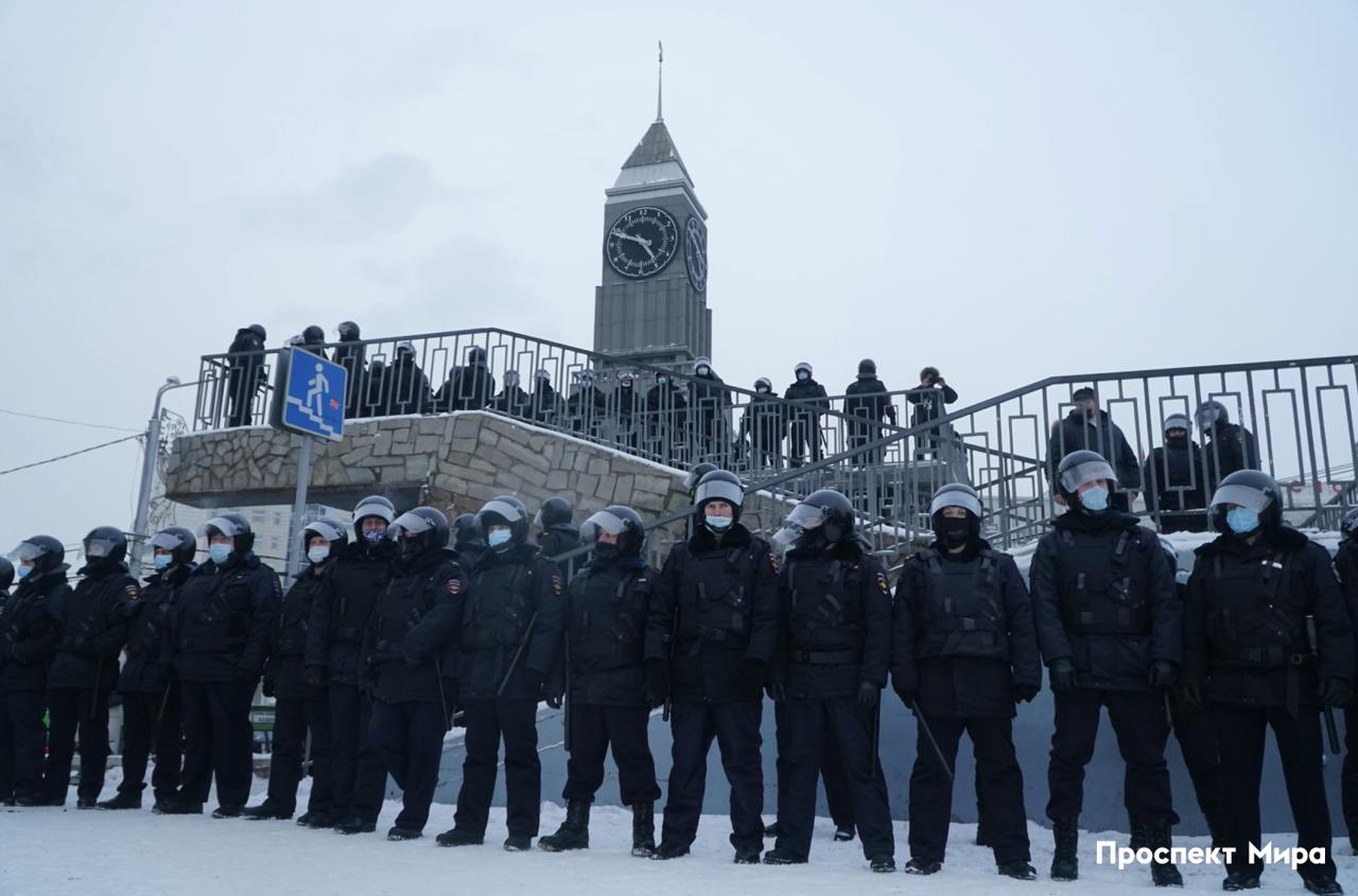 В Красноярске запретили проводить митинг против запрета митингов из-за СВО.  Депутат заксобрания Алексей Бойков подавал уведомление в мэрию Красноярска, что в сквере Пушкина собираются провести акцию в 14:00 25 марта. Поводом для этого стало то, что мэрия Красноярска запретила зоозащитникам общества «ДогСпас» проводить митинг против эвтаназии собак, ссылаясь на ковидные ограничения.  В официальном ответе Бойкову мэрия заявила, что «проведение публичных мероприятий в период ведения проведения спецоперации недопустимо», а еще сотрудники Управления зеленого строительства будут благоустраивать сквер, где планировали провести акцию, именно 25 марта.  Депутат считает, что не нарушил условия для организации митинга и отметил, что мэрия «проводит свои публичные мероприятия во время СВО». Законность отказа теперь просят проверить краевого прокурора.