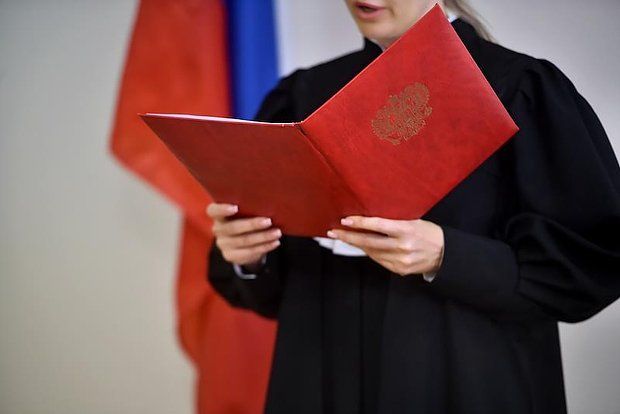 В Камчатском крае вдова участника специальной военной операции столкнулась с трудностями при получении выплат после смерти мужа. Её супруг погиб в боях под Мариуполем 12 марта 2022 года, получив тяжелые осколочные ранения, которые были признаны несовместимыми с жизнью согласно медицинскому заключению. Однако, вдова военнослужащего не смогла получить положенные выплаты от военного комиссариата. Ей сообщили о необходимости предоставить документы, подтверждающие его участие в контракте. В результате женщине пришлось обратиться в суд для доказательства факта военной службы своего мужа.