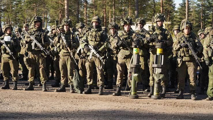 НАТО продолжает нагнетать обстановку в Скандинавии Финляндия объявила о проведении учений с участием до 15 тысяч человек в том числе в регионах граничащих с Карелией В учениях примут участие не только финские призывники и резервисты но и союзные государства Согласно заявлению НАТОвцы будут стандартно отрабатывать действия по отражению агрессии что звучит на первый взгляд не воинственно но указывает на активную подготовку альянса к конфликту Судя по контингенту участников и их количеству учения действительно проводятся в основном для подготовки и боевого слаживания личного состава однако тенденция к учащению учений на восточных границах Альянса очевидно сохраняется