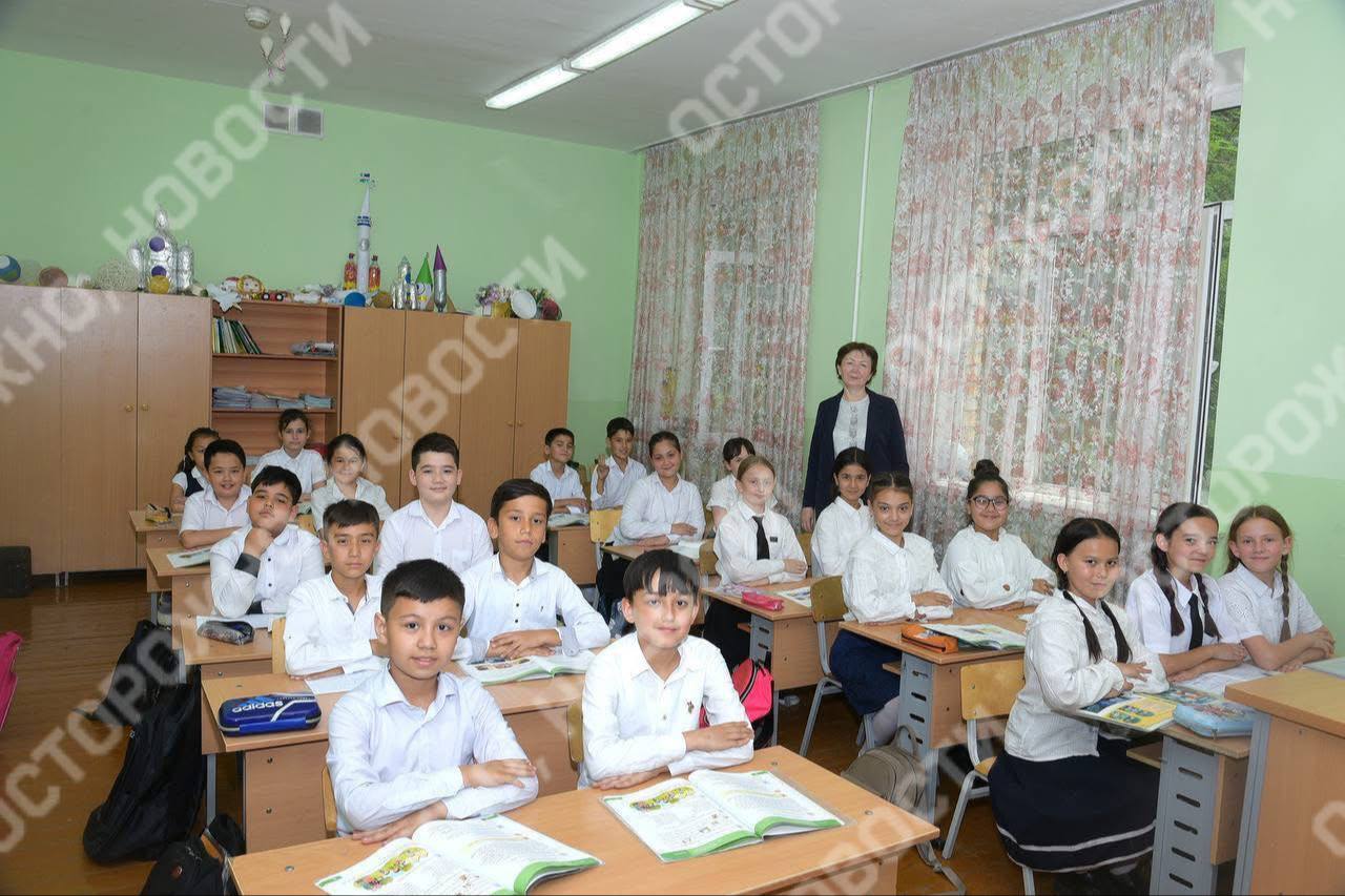 В Узбекистане учительницу уволили из-за детской постановки ко Дню Победы, для которой ребёнок взял напрокат костюм советского солдата. Как рассказала «Осторожно, новости» уволенная Венера Басалямова, она работала учителем начальных классов в школе № 188 Ташкента. По словам учительницы, у неё высшая категория и 37-летний опыт работы с детьми. Весь год её 4 «Г» класс самостоятельно готовился к праздникам и выступал с номерами. Ко Дню памяти и почестей педагог дала детям задание посмотреть дома фильмы, в которых рассказывается о вкладе Узбекистана в победу над фашизмом. По её словам, 8 мая шестым уроком был назначен концерт, программу которого она не знала, так как его готовили дети. Как рассказала Венера, для сценки дети взяли напрокат военную форму армии Узбекистана, один мальчик пришёл в форме советского солдата. Учительница уверяет, что попросила его снять костюм. После концерта её вызвала директор Матлюба Алиева и, по словам Венеры, в грубой форме потребовала написать заявление по собственному желанию. Причиной стал приход ребёнка в советской форме. «Я написала под давлением директора. Я пенсионерка, у меня сын-инвалид, муж умер 11 лет назад. Как я должна выживать? Я старалась воспитывать учеников по совести, применяя методы духовно-нравственного, трудового и патриотического воспитания», — рассказала Венера. Как уверяют родители учеников, в этой же школе осенью избили шестиклассника на уроке русского языка за просьбу проводить урок на русском языке. Директора Матлюбу Алиеву тогда сняли с должности, но через месяц она вернулась к своим обязанностям.