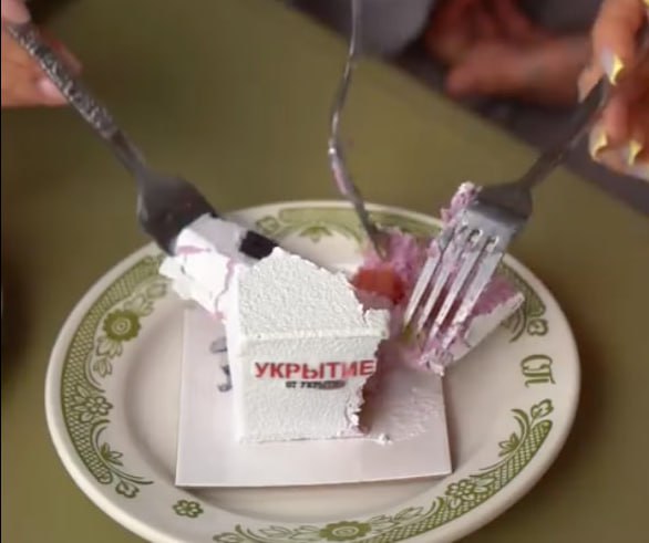 «Всё-таки это для кого-то флешбеки всякие». В белгородском кафе не планируют оставлять в постоянном меню пирожные «Укрытие». Десерт с неоднозначной репутацией создали ко Дню города.   Пирожное с фисташкой, сливочно-смородиновым муссом и клубникой подаётся в «Бюро» с разными надписями – «Укрытие от укрытия», «Укрытие от жизни после 2022 года». На его создание кондитеров вдохновил пост канала «Новый Белгород», который наделил само слово «укрытие» «более приятными посылами».  В кафе изданию «Подъём» рассказали, что десерт пользуется популярностью, но подавать его будут до 10 августа.   «В постоянном меню не рассматривается точно – всё-таки это для кого-то флешбеки всякие, не очень хорошо относятся. Но в целом очень популярное пирожное. Думаем, все чувствуют причастность – прямо люди конкретно за ним приходят».   В сети к пирожному отнеслись двояко. Критики заявили, что нельзя таким образом «хайпиться на нынешней обстановке».     Подписывайтесь на «Подъём»!