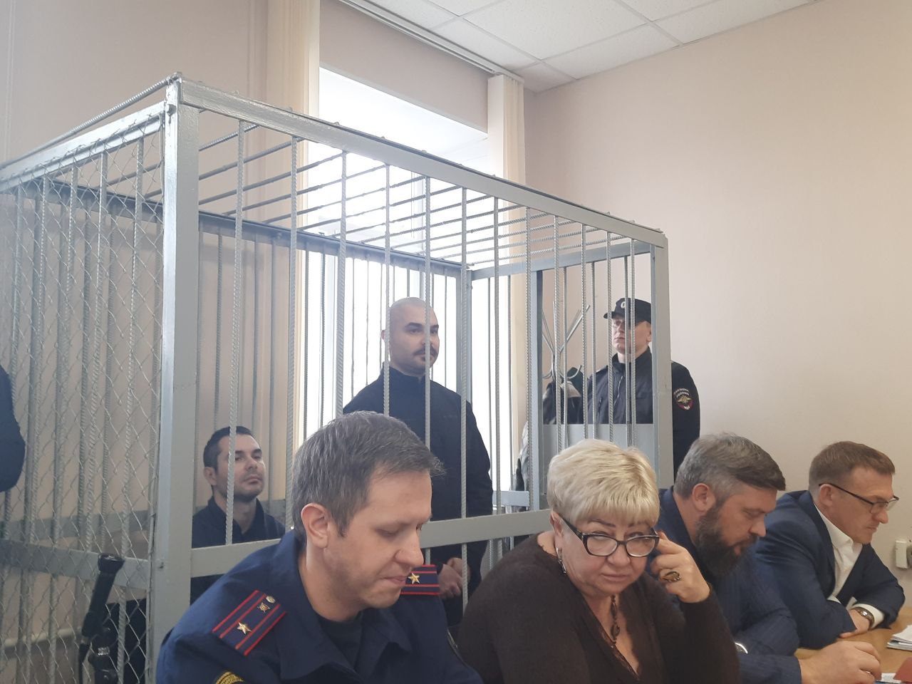 В Ленинский районный суд Оренбурга привезли Егора и Макара Макаровых В заседании будет рассматриваться ходатайство о продлении меры пресечения ареста в СИЗО Братья были задержаны в июне после резонансного расстрела человека у отеля Hilton Их третий брат Захар до сих пор находится в розыске Причиной преступления стал любовный треугольник Подпишитесь на канал ЕАН Оренбург