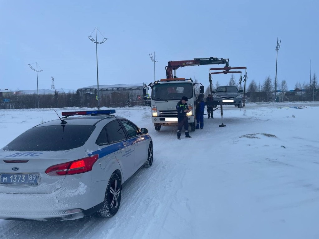 ‼ В Новом Уренгое автоинспекторы задержали водителя без прав.  17 ноября при проведении профилактических мероприятий по безопасности дорожного движения сотрудники Госавтоинспекции задержали водителя, не имеющего права управления транспортными средствами. В отношении 25-летнего водителя составлен административный материал. Автомобиль помещен на специализированную стоянку, водителя ждет суд.  Всего с начала 2024 года в Новом Уренгое задержано более 170 водителей, не имеющих права управления транспортными средствами, и более 80 водителей, управлявших автомобилями, будучи лишенными права управления.   В Госавтоинспекции напоминают, что граждане с активной жизненной позицией, которые вносят неоспоримый вклад в обеспечение безопасности дорожного движения путем информирования полиции о нарушениях ПДД, могут быть поощрены, в том числе с выплатой денежного вознаграждения в соответствии с Постановлением Правительства Ямало-Ненецкого автономного округа от 30 января 2020 года № 81-П.     #мвдроссии #полиция #гибддянао #гибдд #янао #новыйуренгой